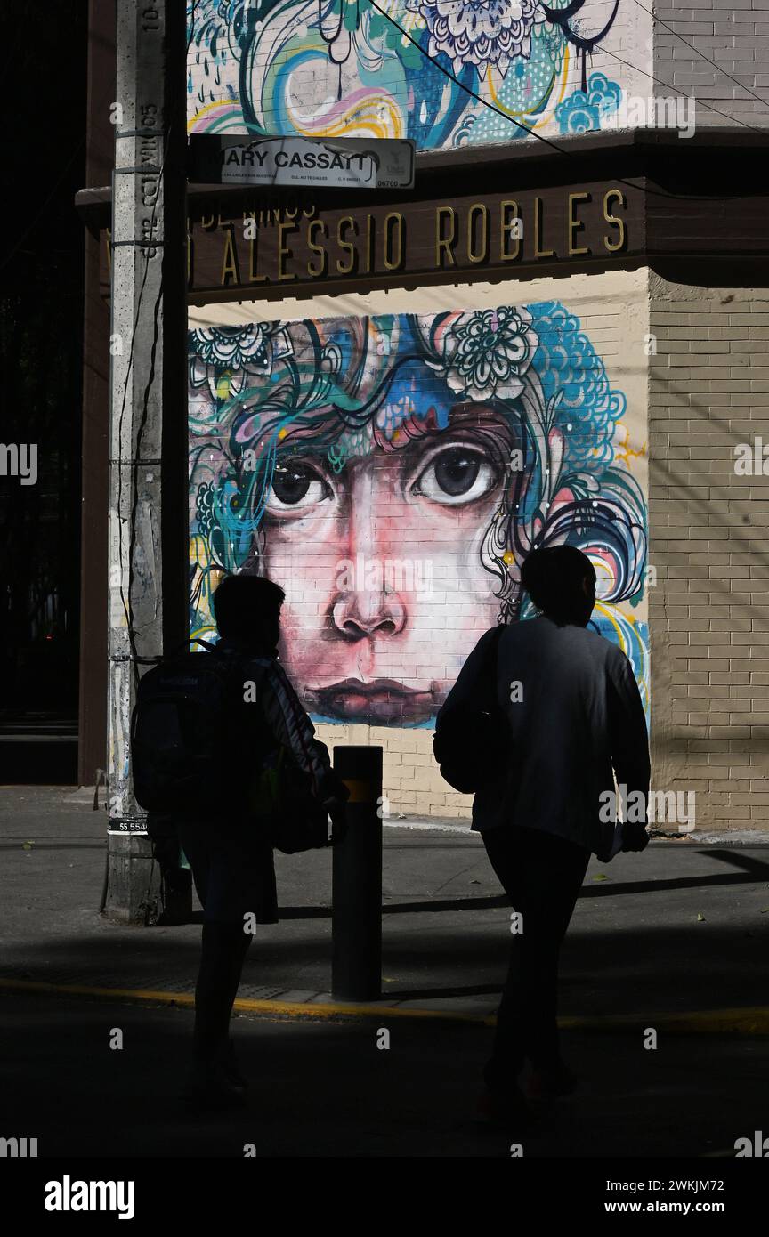 Passanten vor einem WandgemŠlde an einer Strassenecke im Stadtteil Roma, Mexiko Stadt Foto Stock