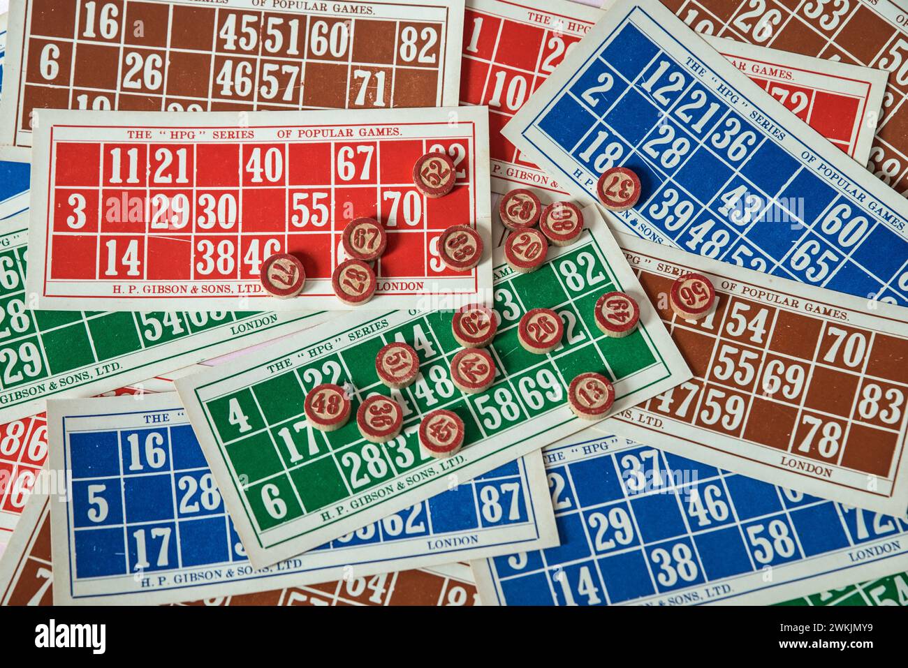 Carte da gioco e numeri di legno pezzi di un Bingo degli anni '1950 o lotto di H.P. Gibson & Sons Foto Stock