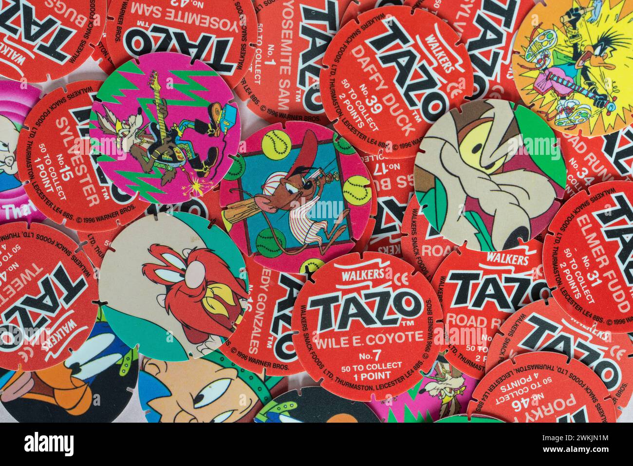 I pogs della serie Walkers Tazo Looney Tunes sono stati prodotti da Walkers snack Foods nel 1996 Foto Stock