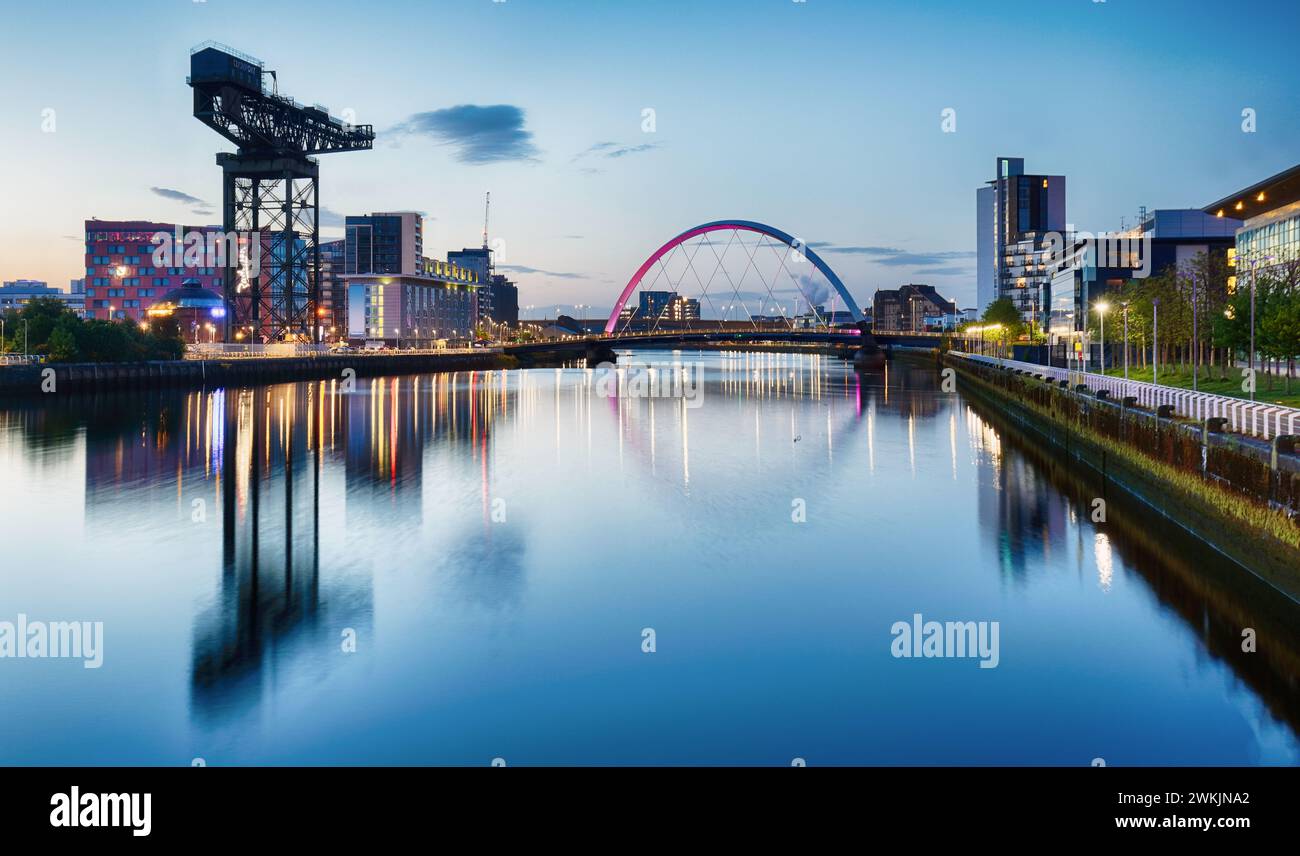 Glasgow di notte con il fiume - Ponte di Swinty, Regno Unito Foto Stock