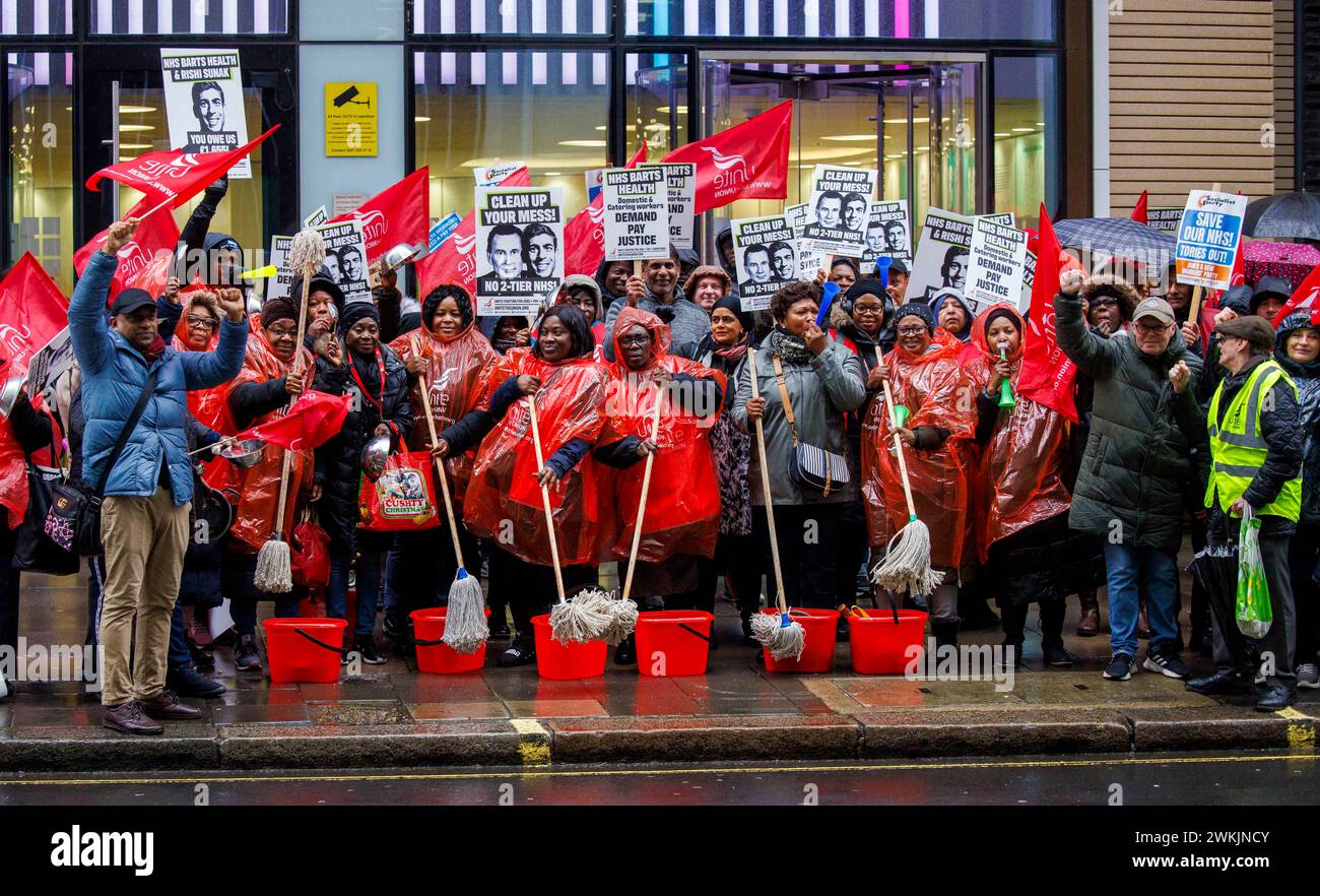 Londra, Regno Unito. 21 febbraio 2024. Il personale delle strutture a basso costo di tutta Londra che lavora per Barts NHS Trust ha dimostrato oggi presso il Dipartimento della salute di Westminster (mercoledì 21 febbraio). Spazzoloni e secchi portati a Westminster per protestare per il mancato pagamento della somma forfettaria Covid. Circa 100 membri Unite sono scesi per le strade di Westminster per evidenziare il fallimento di Barts Trust nel onorare il suo impegno a pagare al NHS una somma forfettaria "grazie" per aver lavorato durante la pandemia. Crediti: Mark Thomas/Alamy Live News Foto Stock