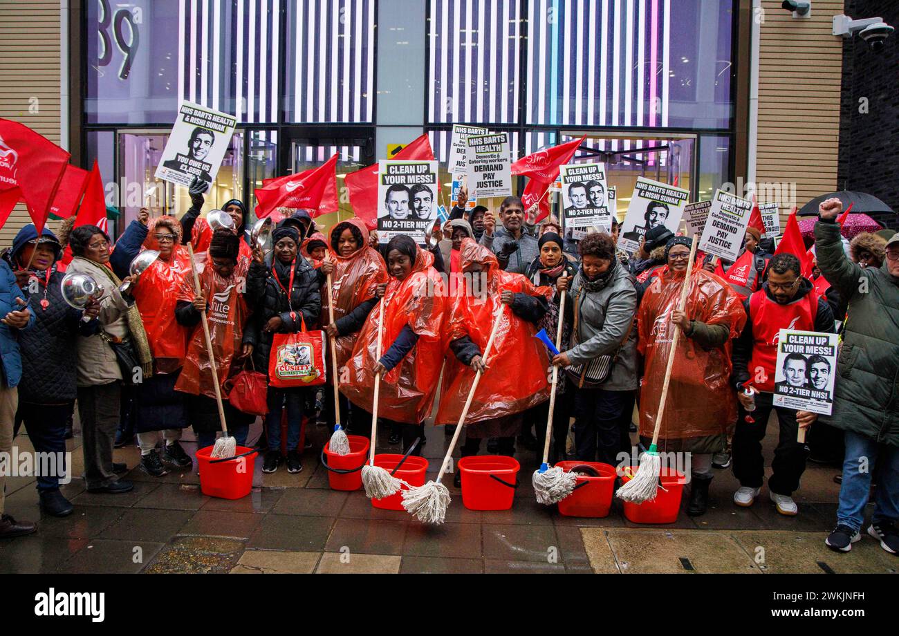 Londra, Regno Unito. 21 febbraio 2024. Il personale delle strutture a basso costo di tutta Londra che lavora per Barts NHS Trust ha dimostrato oggi presso il Dipartimento della salute di Westminster (mercoledì 21 febbraio). Spazzoloni e secchi portati a Westminster per protestare per il mancato pagamento della somma forfettaria Covid. Circa 100 membri Unite sono scesi per le strade di Westminster per evidenziare il fallimento di Barts Trust nel onorare il suo impegno a pagare al NHS una somma forfettaria "grazie" per aver lavorato durante la pandemia. Crediti: Mark Thomas/Alamy Live News Foto Stock
