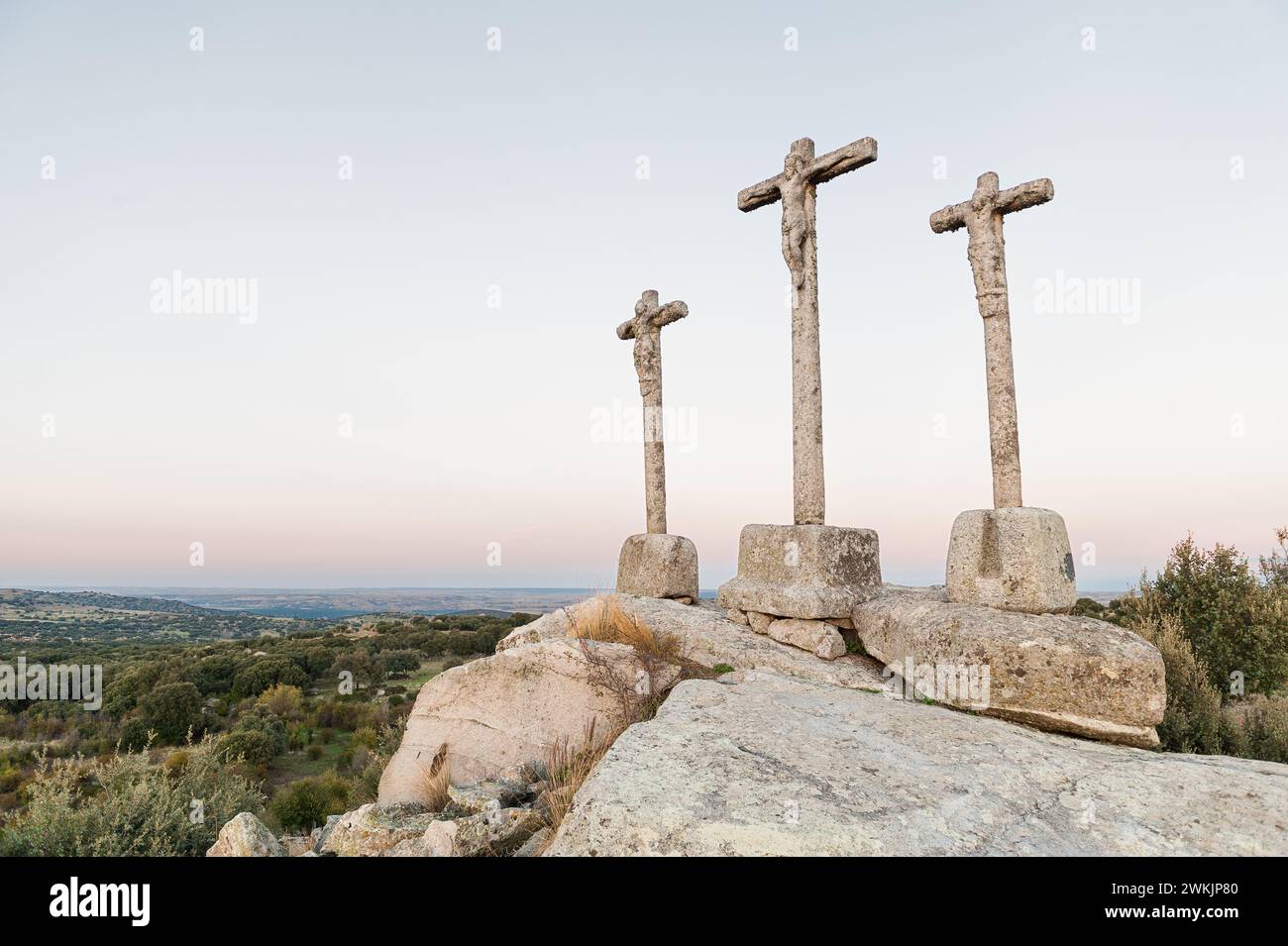 Tre croci di pietra scolpita su roccia di granito al crepuscolo del cielo Foto Stock