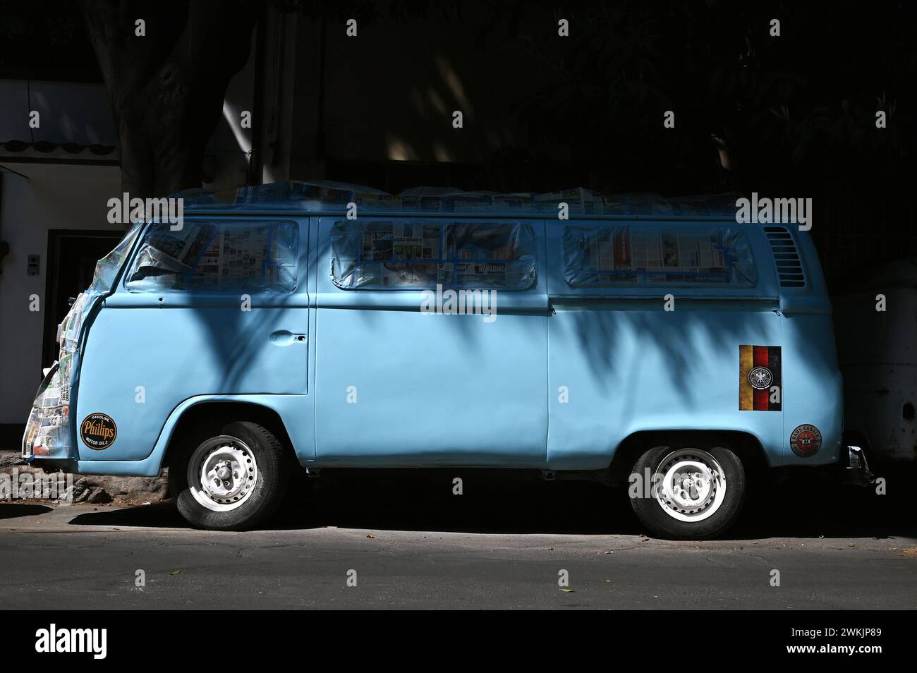 Alter VW Bus T2 mit Deutschlandfahne, Colonia Condesa, Mexiko Stadt Foto Stock