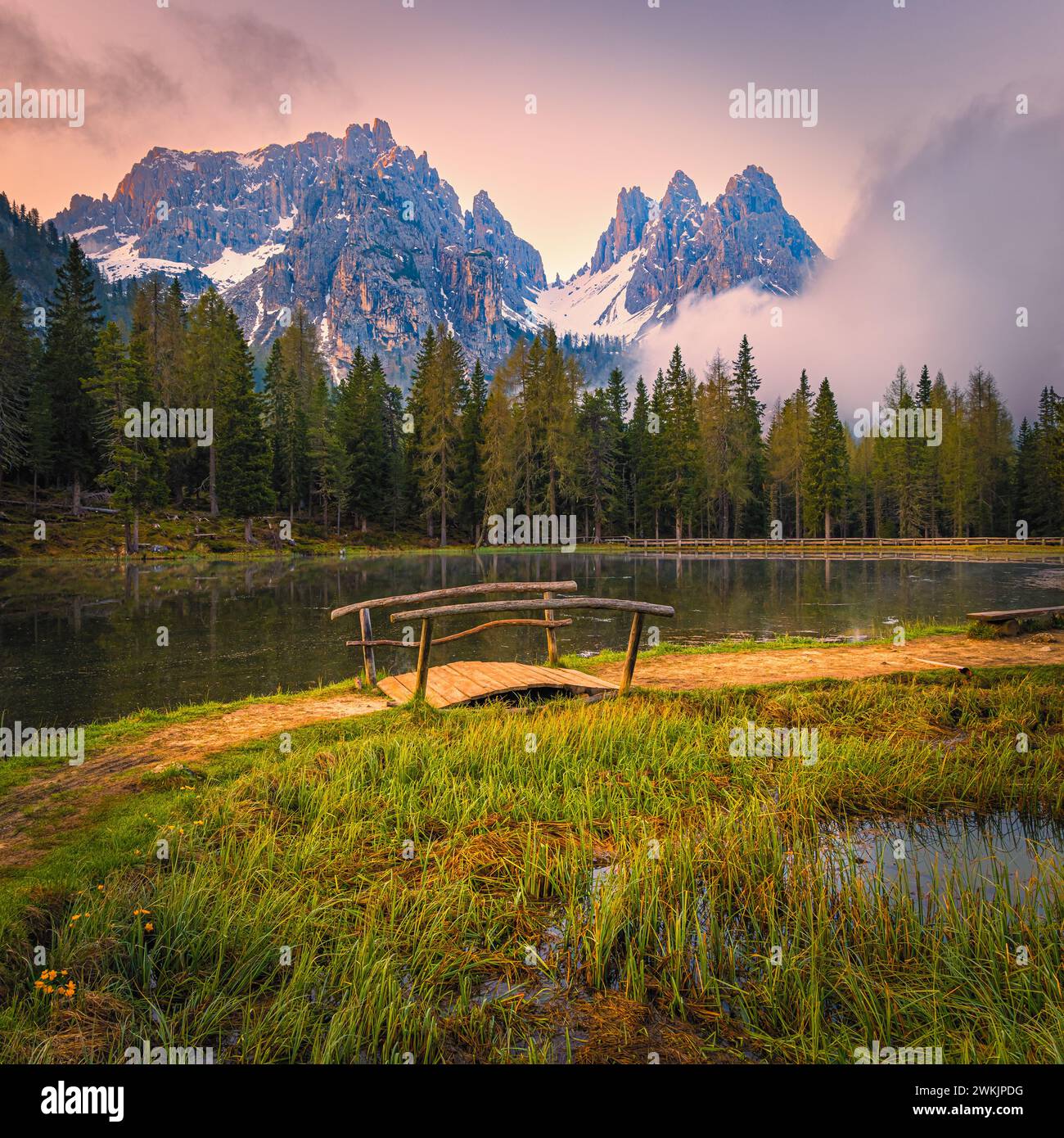 Una foto quadrata 1:1 da un'alba sul Lago d'Antorno, un piccolo lago di montagna nelle Dolomiti italiane. Si trova a nord del Foto Stock