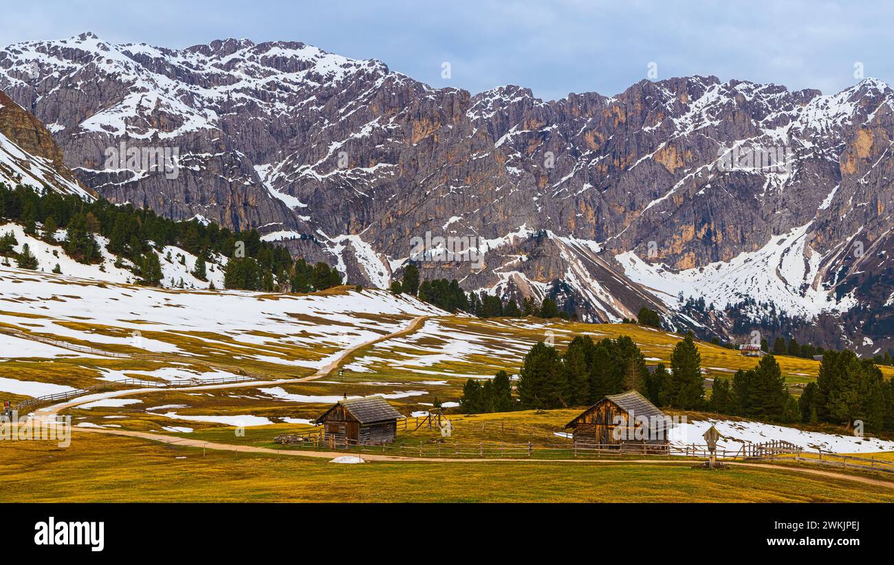 Una foto 16:9 della primavera e degli ultimi resti di neve al Peitlerkofel (Sass de Putia), una montagna delle Dolomiti in alto Adige, Ita Foto Stock