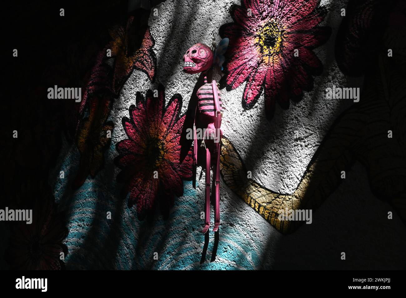 Bambole colorate con scheletro, Coyoacan, città del Messico Foto Stock