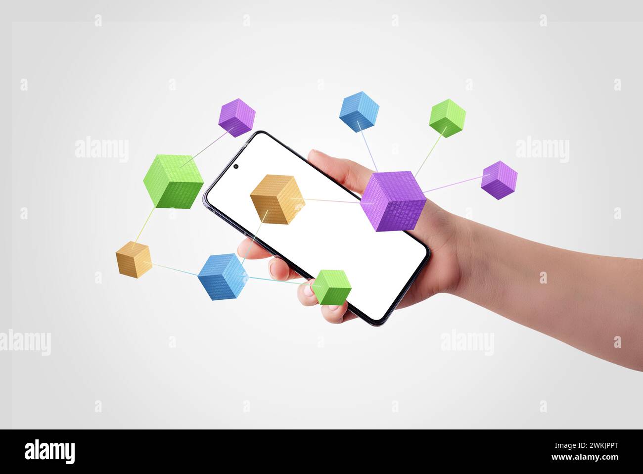Tieni lo smartphone con cubi blockchain, codice binario e linee di connessione. Illustra la connettività digitale e la tecnologia blockchain. Perfetto Foto Stock