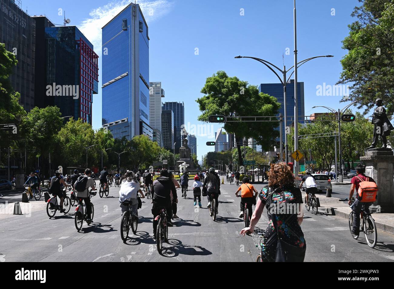In bicicletta sull'Avenida de la Reforma, Colonia Centro, città del Messico, chiusa la domenica Foto Stock