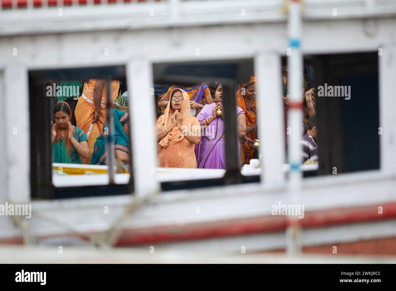 Donne indiane che pregano sul fiume Gange, Varanasi, Uttar Pradesh, India. Foto Stock
