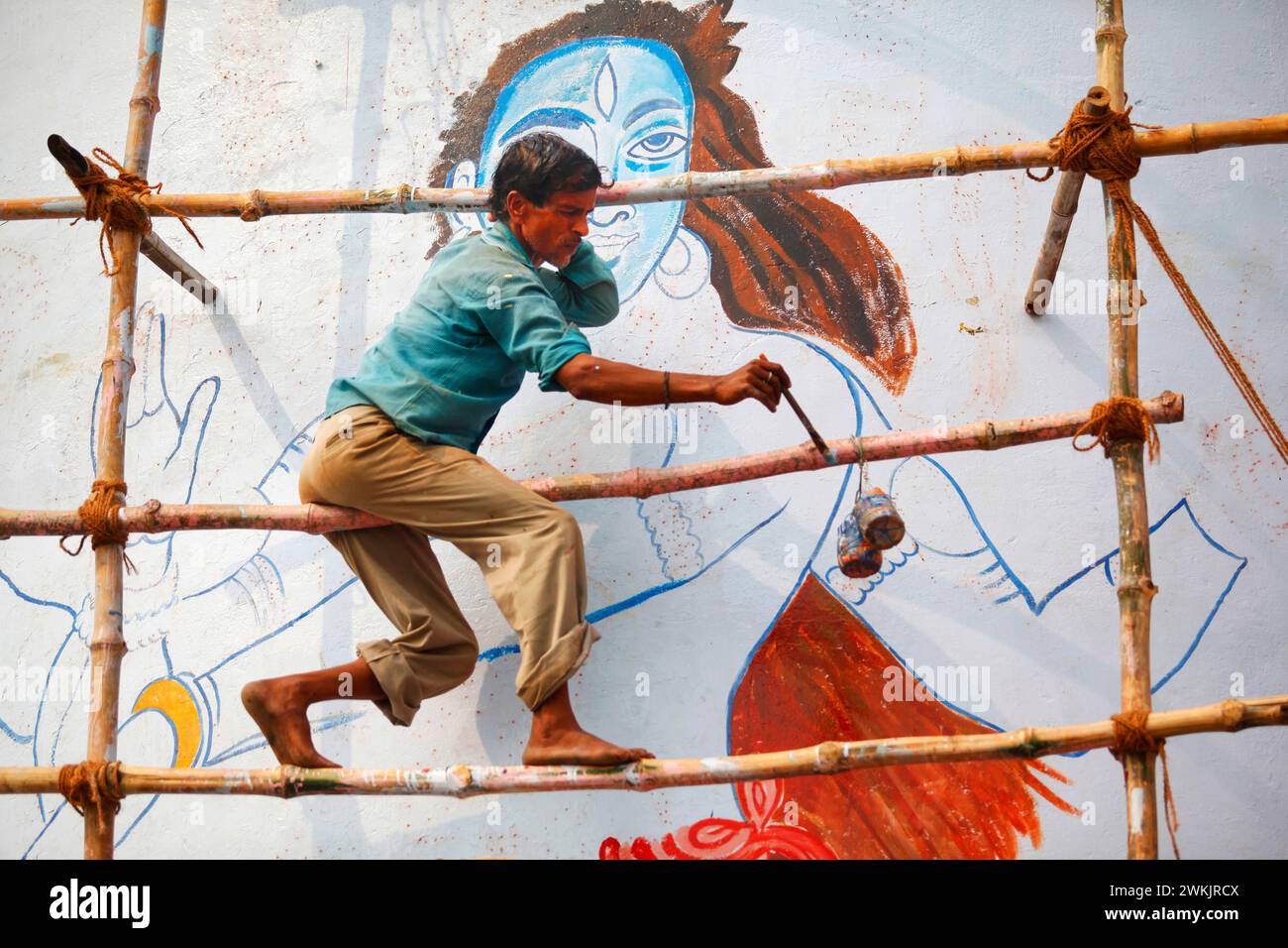 Un artista dipinge la figura della divinità indiana "Shiva" in una strada a Varanasi, Uttar Pradesh, India. Foto Stock