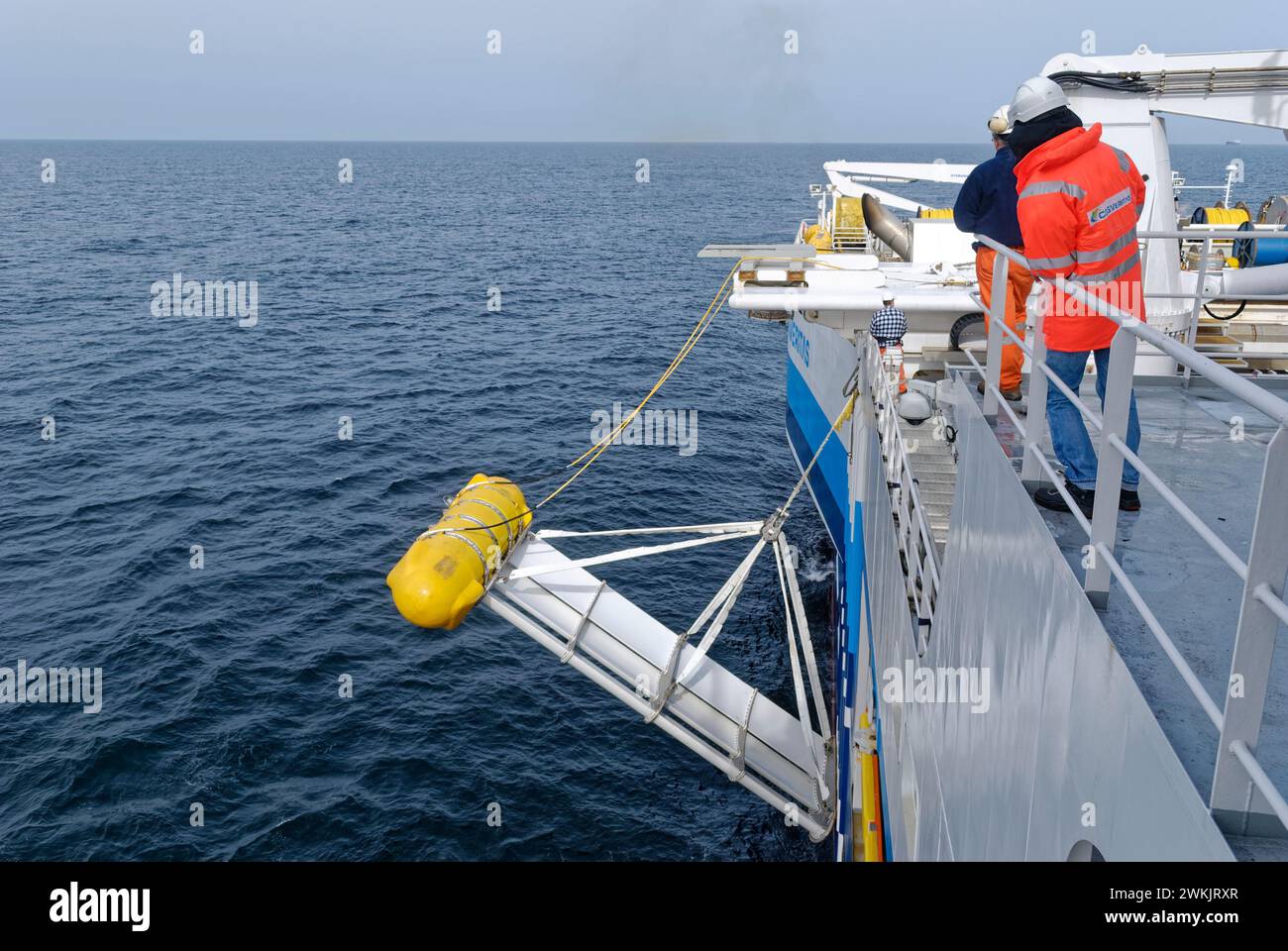 Un barovano F22 tenuto contro il lato di dritta di una nave sismica mentre sono in corso i controlli prima che sia completamente dispiegato in mare. Foto Stock