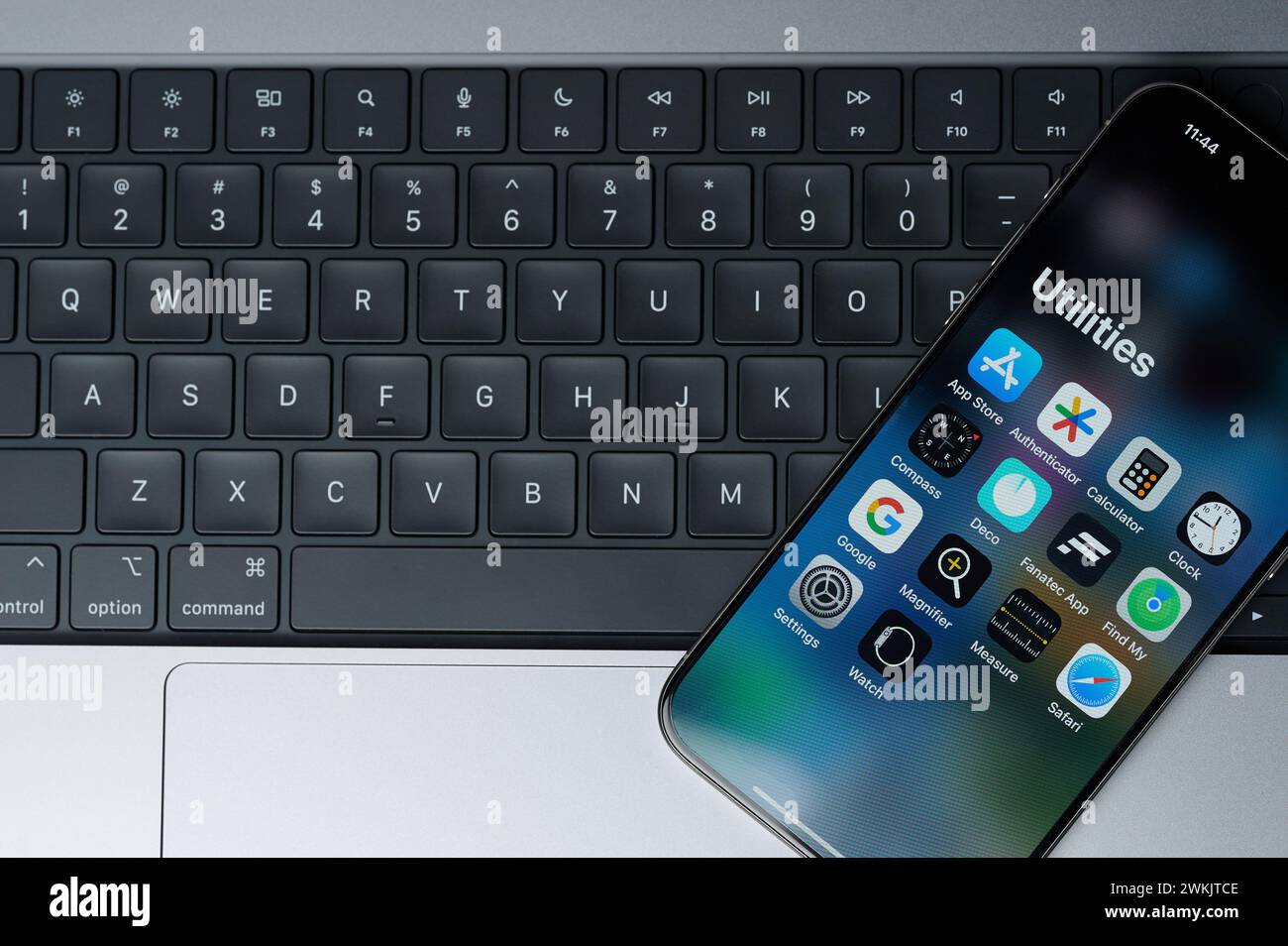 New York, USA - 20 febbraio 2024: App Utilities per smartphone iphone con sfondo tastiera Foto Stock