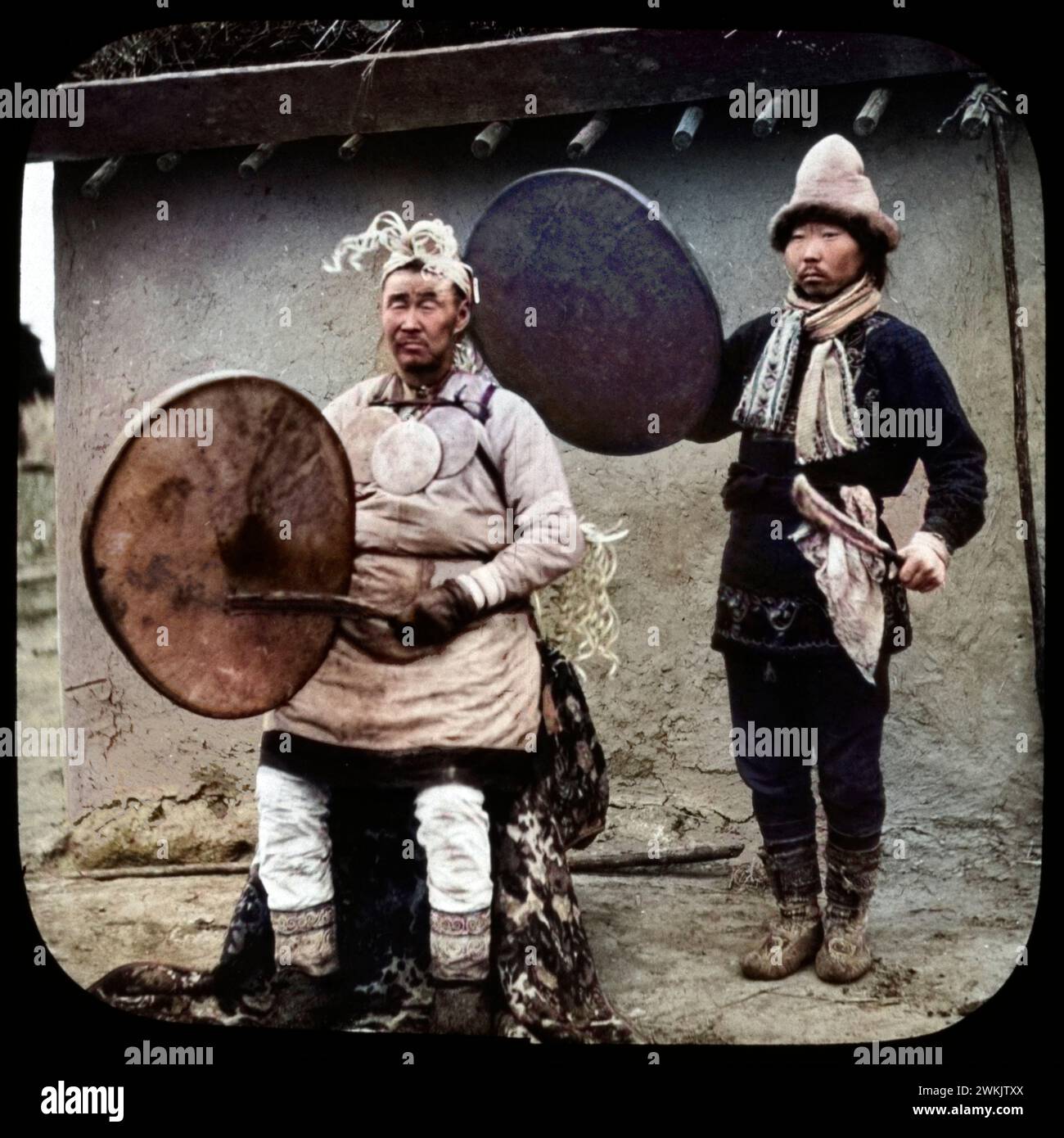 Goldi Shaman sacerdote e assistente 1895 fotografia di William Henry Jackson (1843-1942) scattata a Khabarovsky Krai, Russia. Colorazione digitale da lastra fotografica originale a colori (vedere l'immagine 2WK941C per la versione a mano). Foto Stock