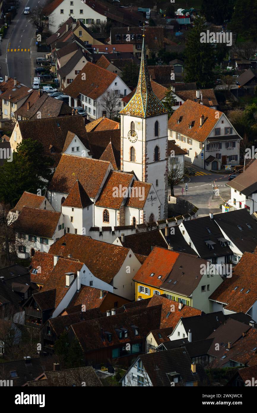 Veduta sopraelevata della chiesa fortificata di Sant'Arbogast nel comune di Muttenz. Cantone di Basilea-Land, Svizzera. La chiesa è l'unica in cui si trova Foto Stock