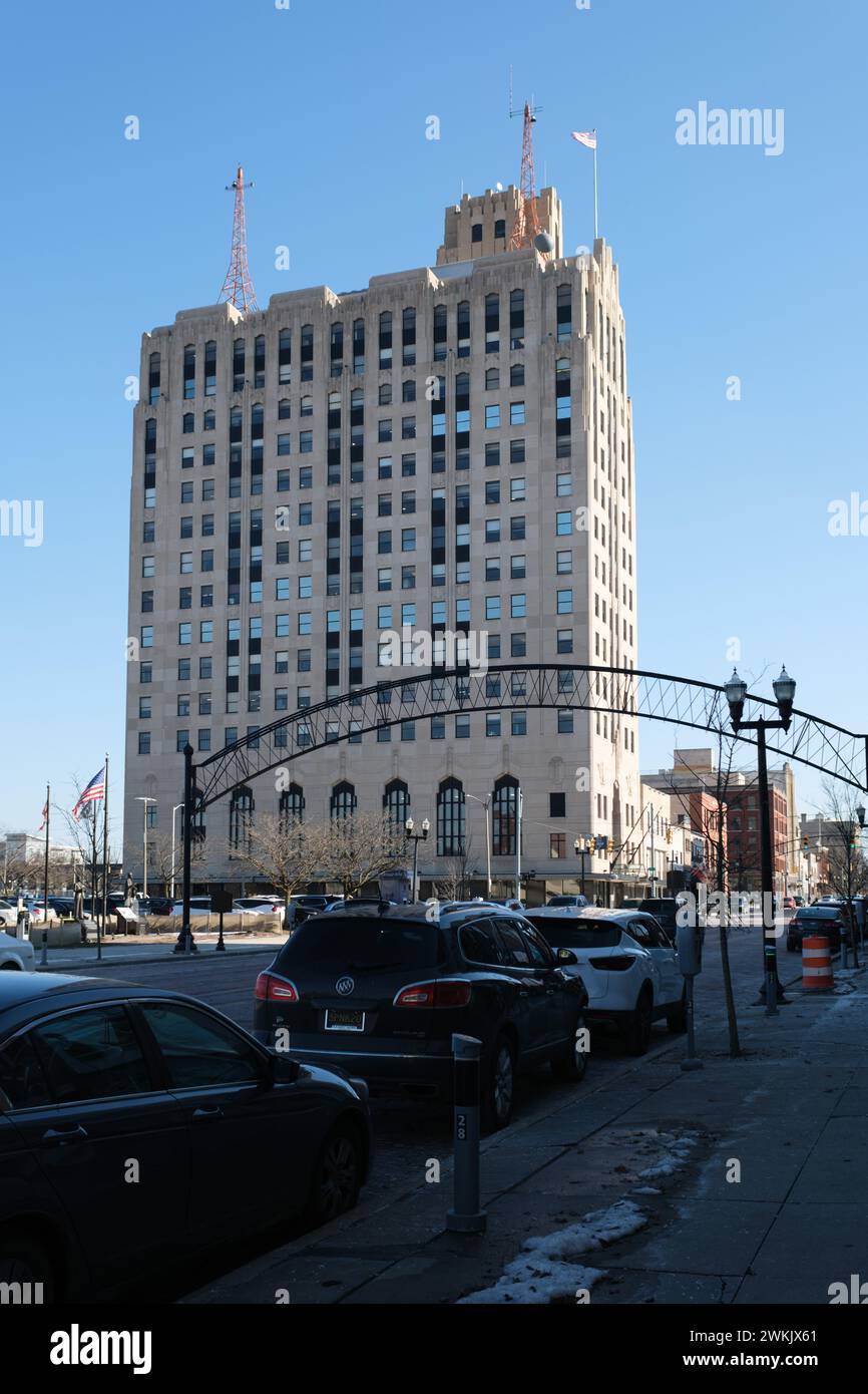 Saginaw Street nel centro di Flint, Michigan, con l'edificio della Charles Stewart Mott Foundation Foto Stock