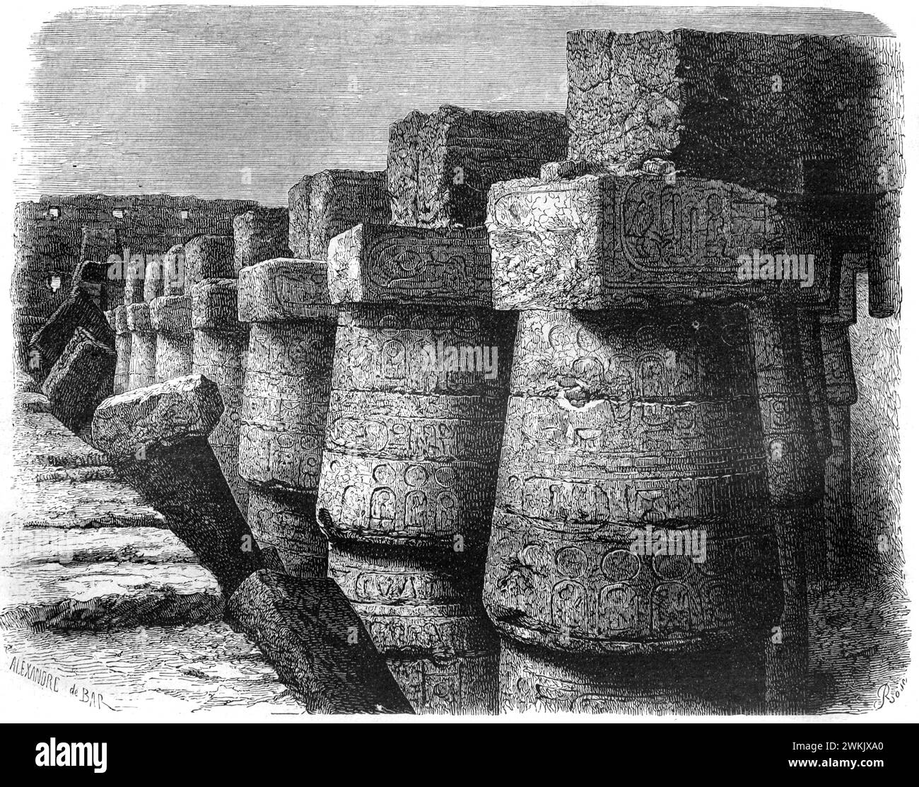Imponenti colonne di pietra con motivi geroglifici nelle antiche rovine del complesso del tempio di Karnak El-Karnak Luxur Egitto. Incisione vintage o storica o illustrazione 1963. Foto Stock