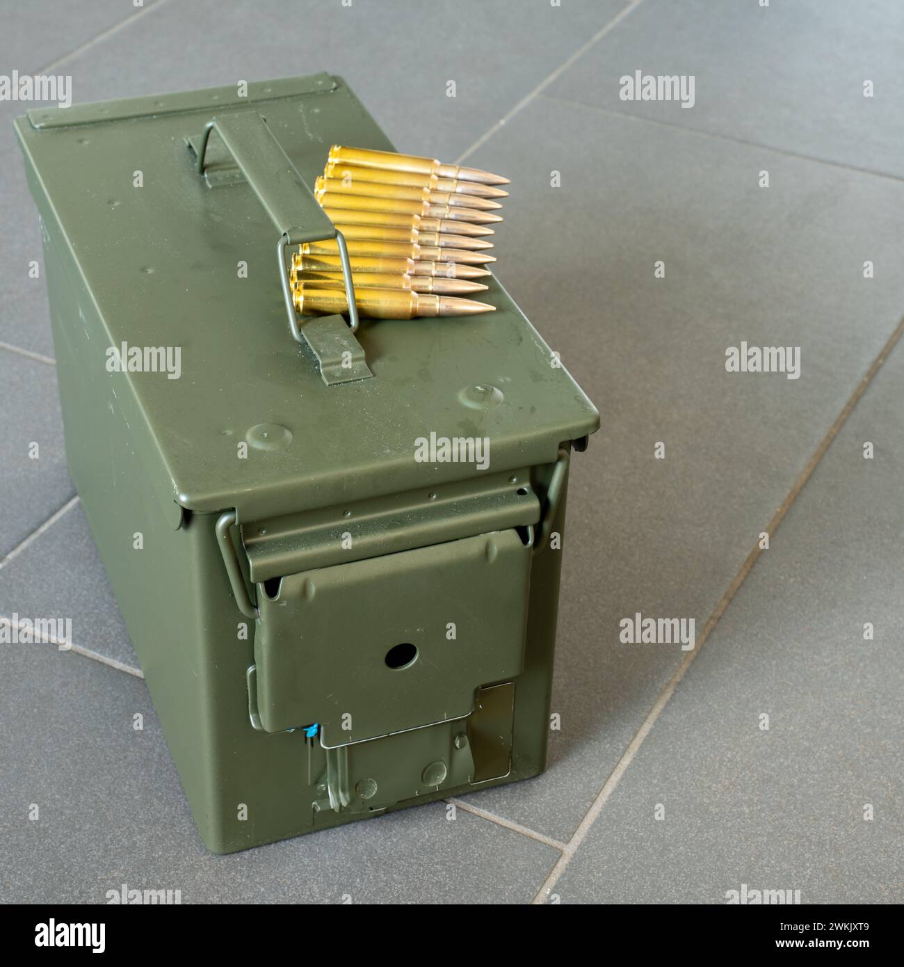 Scatola di munizioni per munizioni di fucile con munizioni di fucile appoggiate in cima. Foto Stock
