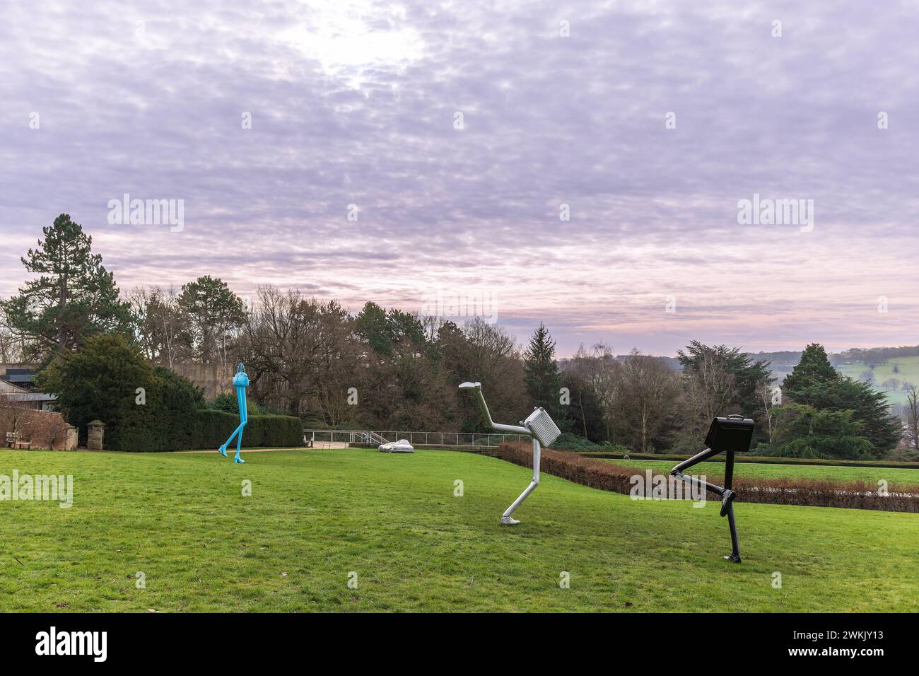 Ambientazione scenica per la mostra d'arte Trap of the Truth che mostra Erwin Wurm, Step (Big), 2021. Installazione presso lo Yorkshire Sculpture Park. Foto Stock