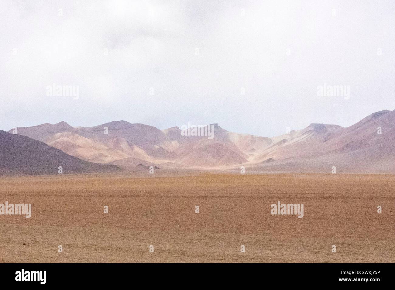 Paesaggi spettacolari di Uyuni in Bolivia, Sud America con sentieri desertici, montagne e nuvole spettacolari Foto Stock