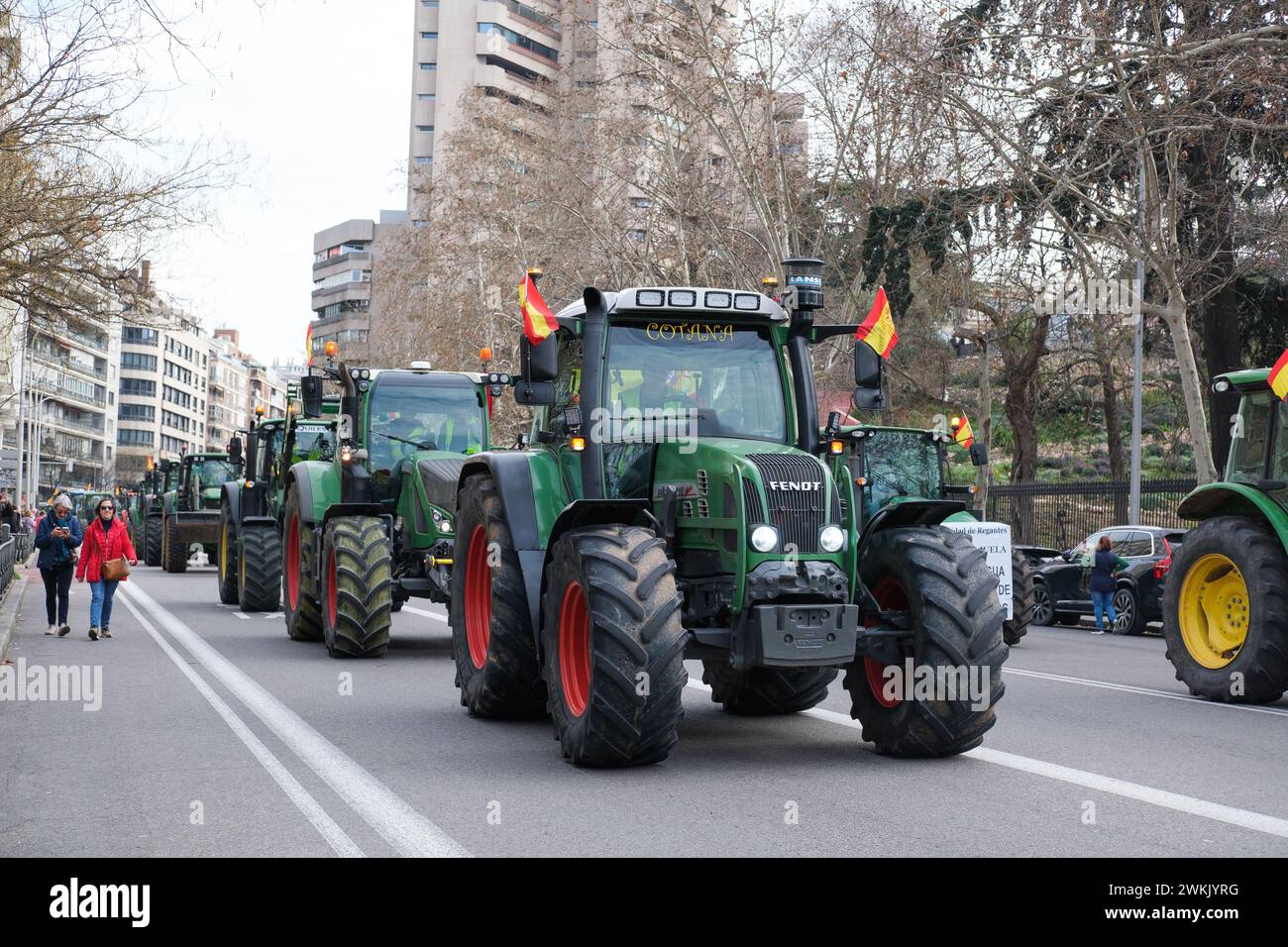 I manifestanti arrivano sui trattori di fronte alla Puerta de Alcalá durante una protesta degli agricoltori per denunciare la politica agricola europea a Madrid, in Fe Foto Stock