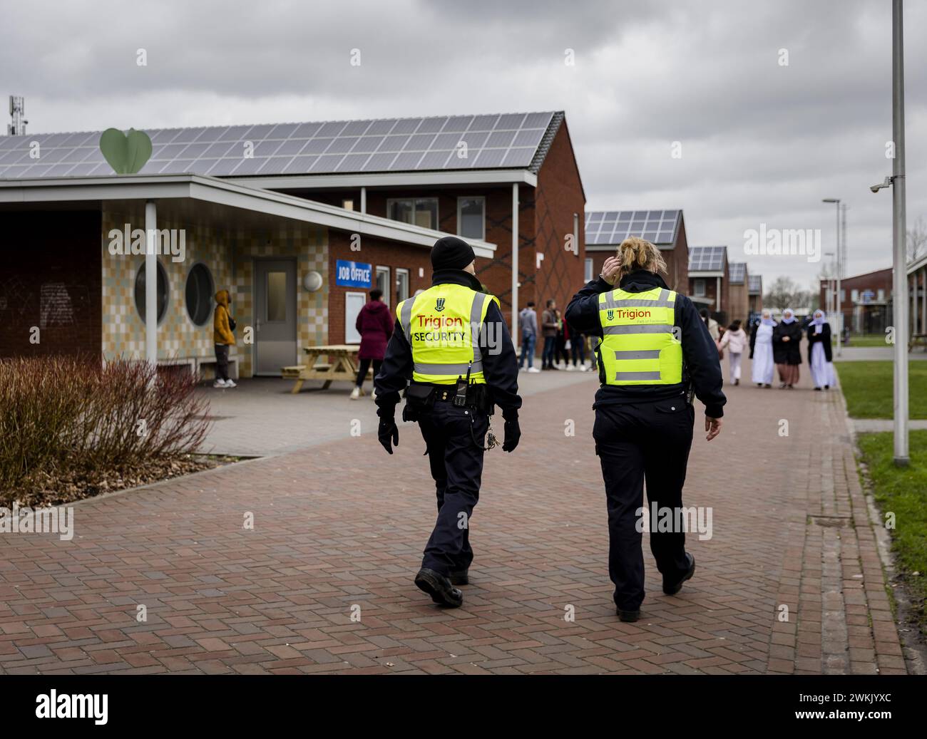 TER APEL - guardie di sicurezza nel rifugio asilo di ter Apel. Un termine scade a mezzanotte e il COA non può più superare il numero massimo di richiedenti asilo nel centro di accoglienza. ANP SEM VAN DER WAL netherlands Out - belgio Out Foto Stock