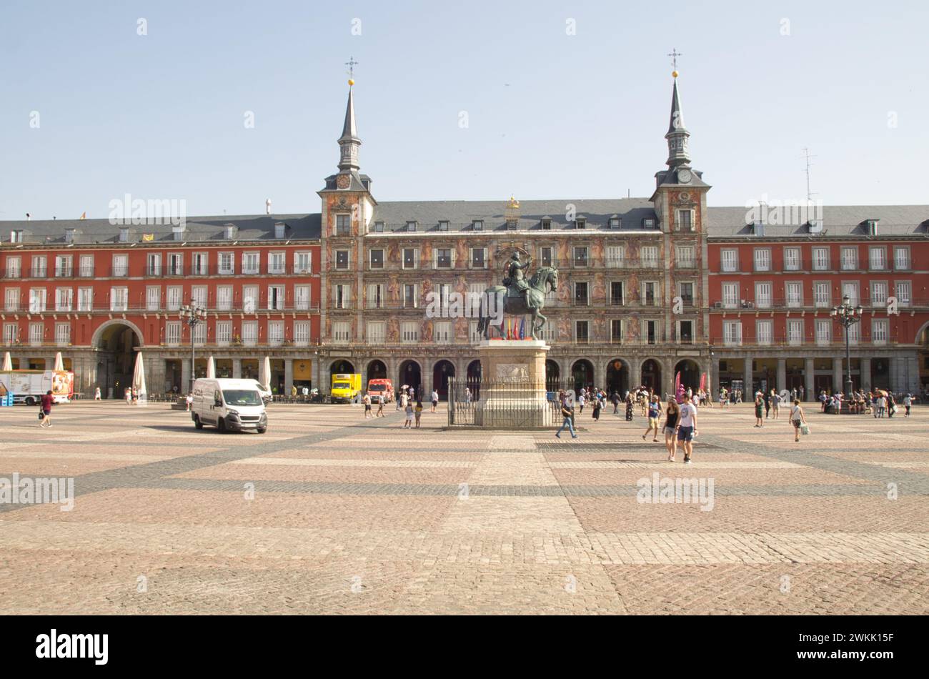 Madrid, Spagna - 27 giugno 2018: Vista di una popolare Plaza Mayor, conosciuta anche come piazza centrale di Madrid, in Spagna Foto Stock