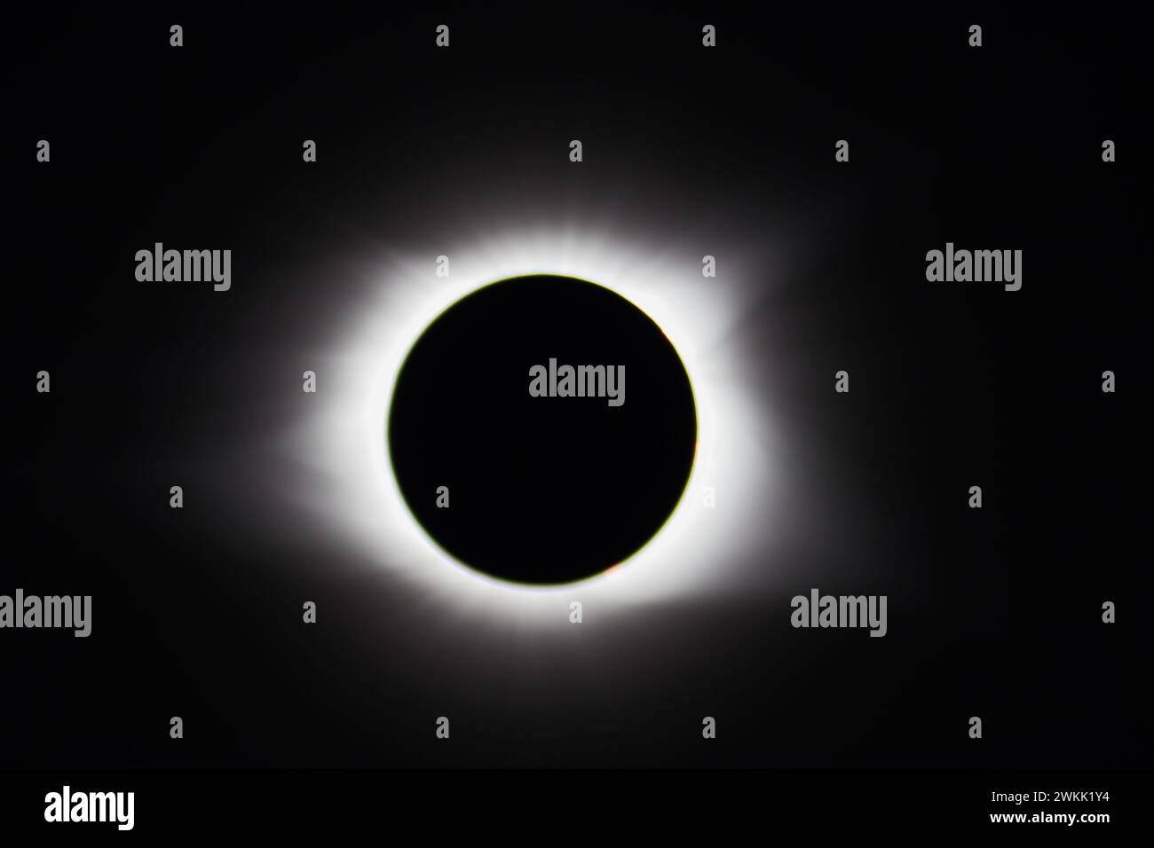 Eclissi solare totale con Radiant Corona in Darkness Foto Stock