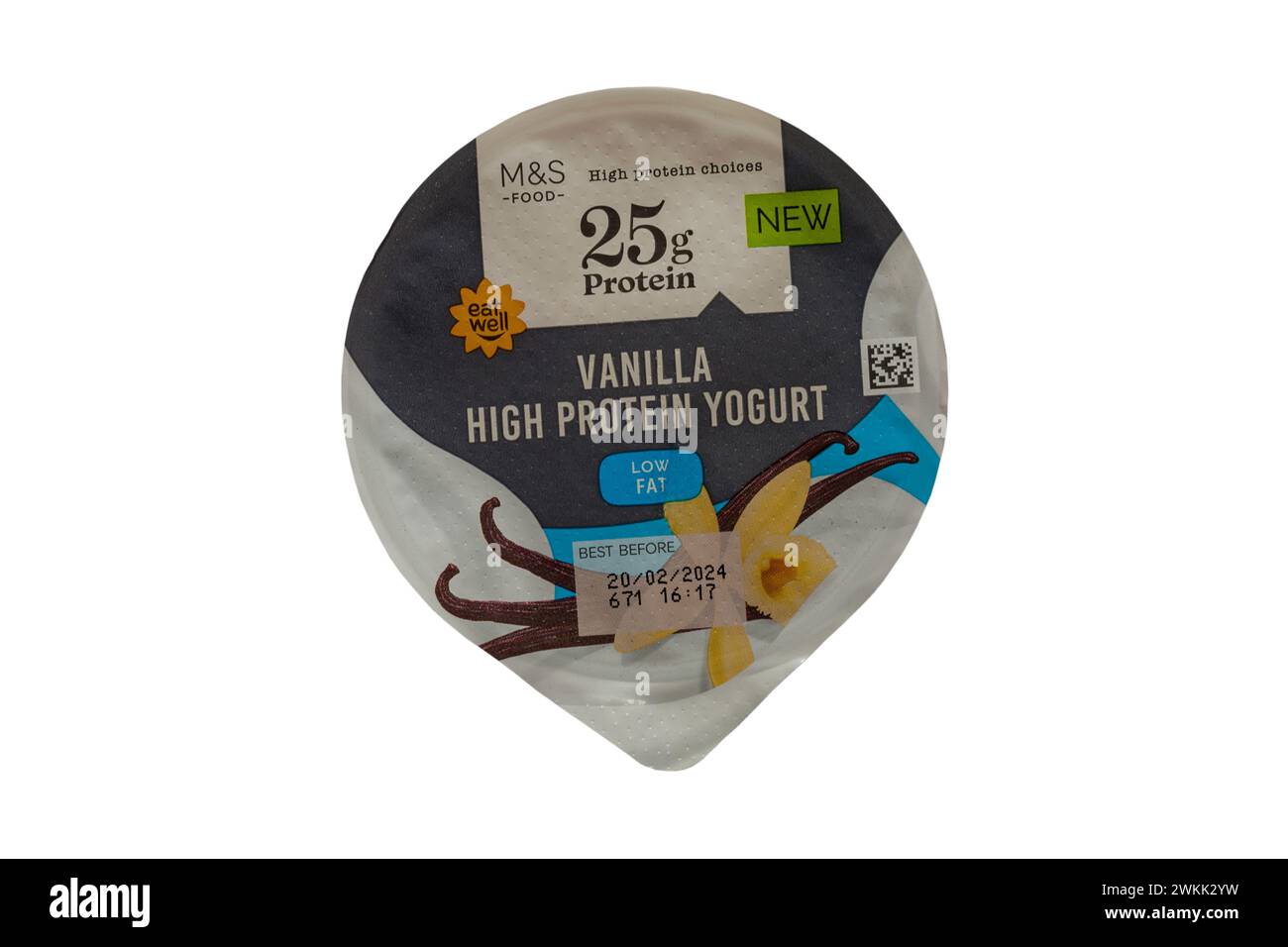Yogurt vaniglia ad alto contenuto proteico M&S isolato su sfondo bianco - ampia scelta di proteine 25 g di yogurt a basso contenuto di grassi Foto Stock