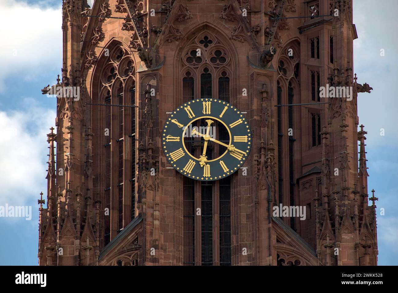 La torre dell'orologio della cattedrale di Francoforte. Germania Foto Stock