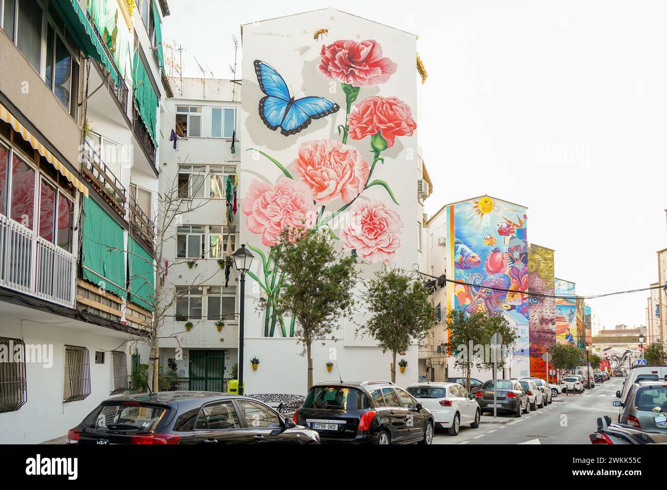 Dipinti murali sulle facciate dell'area urbana residenziale di Fuengirola, Costa del Sol, Andalusia, Spagna. Foto Stock