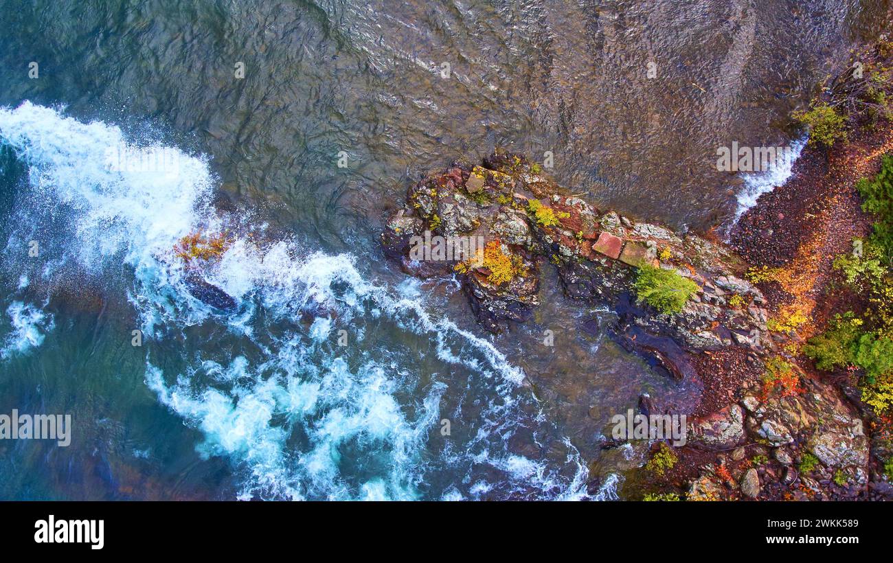 Aerial Top Down Autumn Waves e Rocky Shoreline sul lago Superior Foto Stock