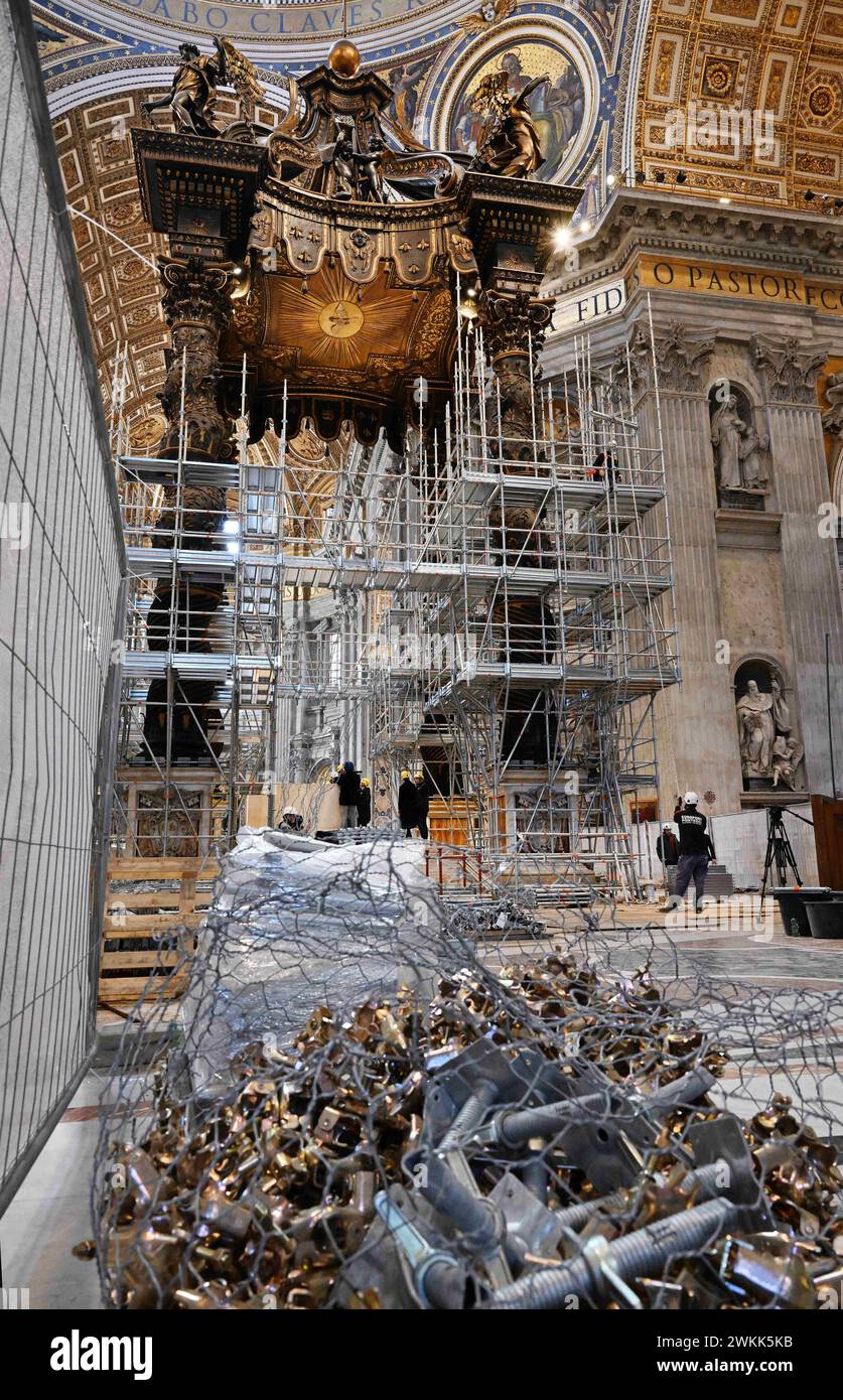 Restauro del Baldacchino (baldacchino) sull'altare maggiore nella Basilica di San Pietro, Vaticano, il 21 febbraio 2024. Si tratta del primo restauro sistematico e completo del Baldacchino della basilica di San Pietro, quasi 400 anni dopo l'inizio dei lavori sul capolavoro barocco di Gian Lorenzo Bernini. Il Baldacchino risale agli anni '1620-'1630 e segna con la sua magnificenza il luogo della Tomba dell'Apostolo Pietro sotto l'altare alto. Il restauro del Baldacchino (circa 700.000 euro) è sostenuto dai Cavalieri di Colombo, un ordine fraterno cattolico globale fondato nel 1882. Il resto Foto Stock