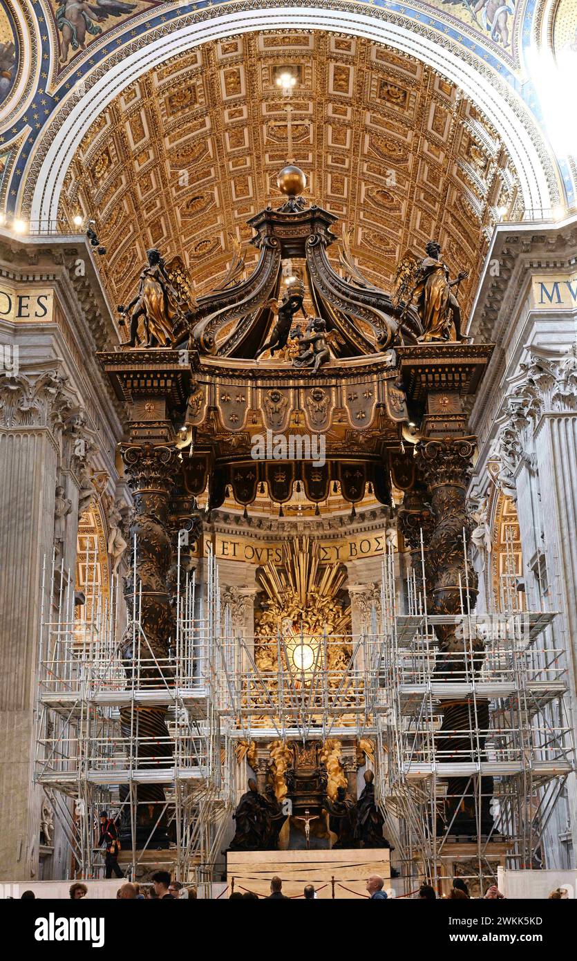 Restauro del Baldacchino (baldacchino) sull'altare maggiore nella Basilica di San Pietro, Vaticano, il 21 febbraio 2024. Si tratta del primo restauro sistematico e completo del Baldacchino della basilica di San Pietro, quasi 400 anni dopo l'inizio dei lavori sul capolavoro barocco di Gian Lorenzo Bernini. Il Baldacchino risale agli anni '1620-'1630 e segna con la sua magnificenza il luogo della Tomba dell'Apostolo Pietro sotto l'altare alto. Il restauro del Baldacchino (circa 700.000 euro) è sostenuto dai Cavalieri di Colombo, un ordine fraterno cattolico globale fondato nel 1882. Il resto Foto Stock