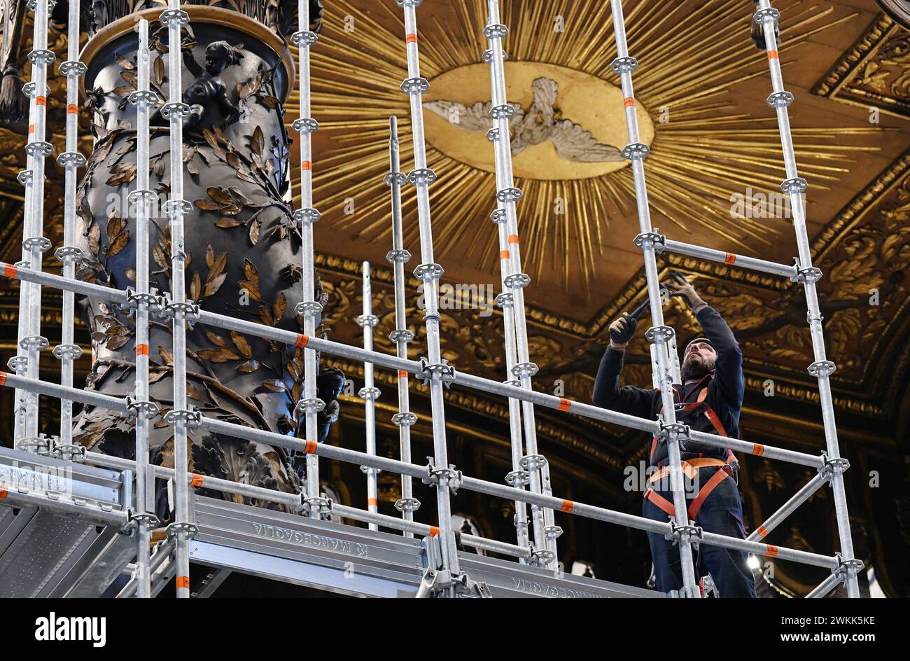 Restauro del Baldacchino (baldacchino) sull'altare maggiore nella Basilica di San Pietro, Vaticano, il 21 febbraio 2024. Si tratta del primo restauro sistematico e completo del Baldacchino della basilica di San Pietro, quasi 400 anni dopo l'inizio dei lavori sul capolavoro barocco di Gian Lorenzo Bernini. Il Baldacchino risale agli anni '1620-'1630 e segna con la sua magnificenza il luogo della Tomba dell'Apostolo Pietro sotto l'altare alto. Il restauro del Baldacchino (circa 700.000 euro) è sostenuto dai Cavalieri di Colombo, un ordine fraterno cattolico globale fondato nel 1882. Il resto Foto Stock