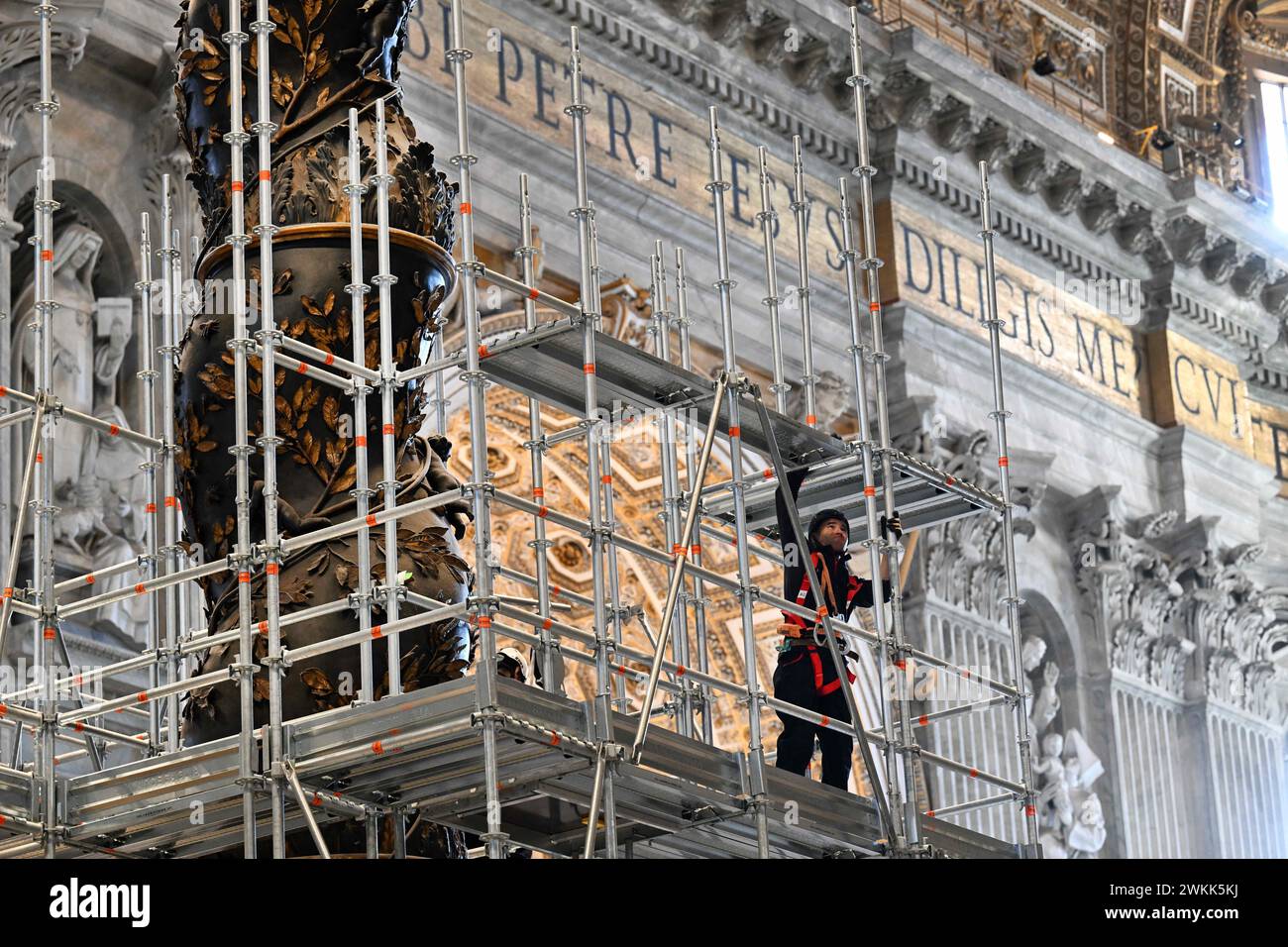 Restauro del Baldacchino (baldacchino) sull'altare maggiore nella Basilica di San Pietro, Vaticano, il 21 febbraio 2024. Si tratta del primo restauro sistematico e completo del Baldacchino della basilica di San Pietro, quasi 400 anni dopo l'inizio dei lavori sul capolavoro barocco di Gian Lorenzo Bernini. Il Baldacchino risale agli anni '1620-'1630 e segna con la sua magnificenza il luogo della Tomba dell'Apostolo Pietro sotto l'altare alto. Il restauro del Baldacchino (circa 700.000 euro) è sostenuto dai Cavalieri di Colombo, un ordine fraterno cattolico globale fondato nel 1882. Il resto Foto Stock