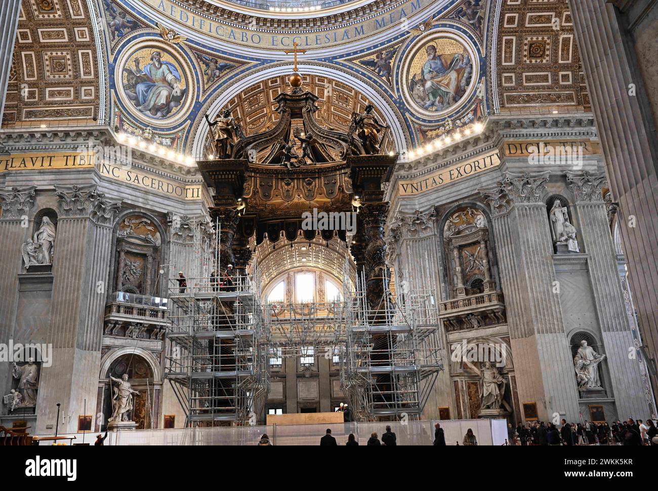 Restauro del Baldacchino (baldacchino) sull'altare maggiore nella Basilica di San Pietro, Vaticano, il 21 febbraio 2024. Si tratta del primo restauro sistematico e completo del Baldacchino della basilica di San Pietro, quasi 400 anni dopo l'inizio dei lavori sul capolavoro barocco di Gian Lorenzo Bernini. Il Baldacchino risale agli anni '1620-'1630 e segna con la sua magnificenza il luogo della Tomba dell'Apostolo Pietro sotto l'altare alto. Il restauro del Baldacchino (circa 700.000 euro) è sostenuto dai Cavalieri di Colombo, un ordine fraterno cattolico globale fondato nel 1882. Il resto Foto Stock
