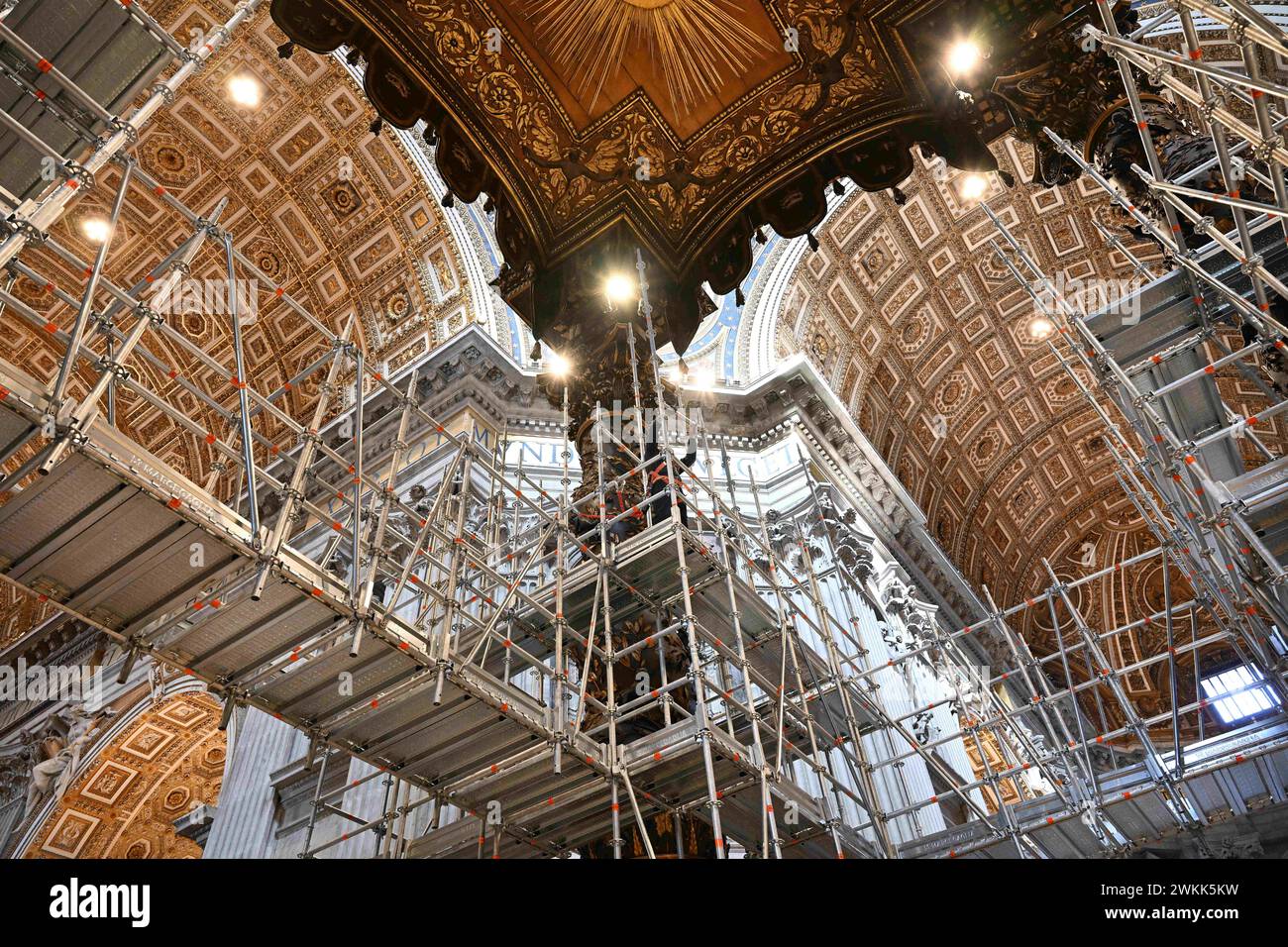 Restauro del Baldacchino (baldacchino) sull'altare maggiore nella Basilica di San Pietro, Vaticano, il 21 febbraio 2024. Si tratta del primo restauro sistematico e completo del Baldacchino della basilica di San Pietro, quasi 400 anni dopo l'inizio dei lavori sul capolavoro barocco di Gian Lorenzo Bernini. Il Baldacchino risale agli anni '1620-'1630 e segna con la sua magnificenza il luogo della Tomba dell'Apostolo Pietro sotto l'altare alto. Il restauro del Baldacchino (circa 700.000 euro) è sostenuto dai Cavalieri di Colombo, un ordine fraterno cattolico globale fondato nel 1882. Il resto Foto Stock