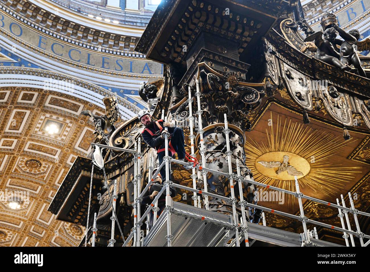 Restauro del Baldacchino (baldacchino) sull'altare maggiore nella Basilica di San Pietro, Vaticano, il 21 febbraio 2024. Si tratta del primo restauro sistematico e completo del Baldacchino della basilica di San Pietro, quasi 400 anni dopo l'inizio dei lavori sul capolavoro barocco di Gian Lorenzo Bernini. Il Baldacchino risale agli anni '1620-'1630 e segna con la sua magnificenza il luogo della Tomba dell'Apostolo Pietro sotto l'altare alto. Il restauro del Baldacchino (circa 700.000 euro) è sostenuto dai Cavalieri di Colombo, un ordine fraterno cattolico globale fondato nel 1882. Il resto Foto Stock