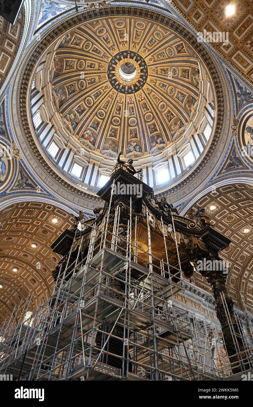 Restauro del Baldacchino (baldacchino) sull'altare maggiore nella Basilica di San Pietro, Vaticano, il 21 febbraio 2024. Si tratta del primo restauro sistematico e completo del Baldacchino della basilica di San Pietro, quasi 400 anni dopo l'inizio dei lavori sul capolavoro barocco di Gian Lorenzo Bernini. Il Baldacchino risale agli anni '1620-'1630 e segna con la sua magnificenza il luogo della Tomba dell'Apostolo Pietro sotto l'altare alto. Il restauro del Baldacchino (circa 700.000 euro) è sostenuto dai Cavalieri di Colombo, un ordine fraterno cattolico globale fondato nel 1882. Il resto Foto Stock