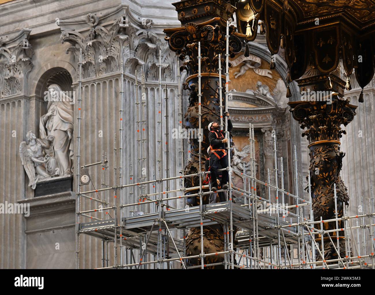 Restauro del Baldacchino (baldacchino) sull'altare maggiore nella Basilica di San Pietro, Vaticano, il 21 febbraio 2024. Si tratta del primo restauro sistematico e completo del Baldacchino della basilica di San Pietro, quasi 400 anni dopo l'inizio dei lavori sul capolavoro barocco di Gian Lorenzo Bernini. Il Baldacchino risale agli anni '1620-'1630 e segna con la sua magnificenza il luogo della Tomba dell'Apostolo Pietro sotto l'altare alto. Il restauro del Baldacchino (circa 700.000 euro) è sostenuto dai Cavalieri di Colombo, un ordine fraterno cattolico globale fondato nel 1882. Il resto Foto Stock