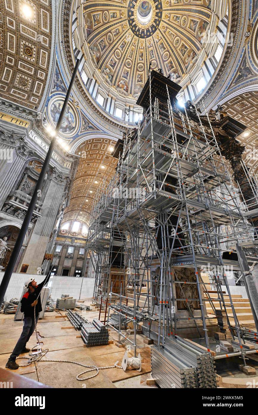 Restauro del Baldacchino (baldacchino) sull'altare maggiore nella Basilica di San Pietro, Vaticano, il 21 febbraio 2024. Si tratta del primo restauro sistematico e completo del Baldacchino della basilica di San Pietro, quasi 400 anni dopo l'inizio dei lavori sul capolavoro barocco di Gian Lorenzo Bernini. Il Baldacchino risale agli anni '1620-'1630 e segna con la sua magnificenza il luogo della Tomba dell'Apostolo Pietro sotto l'altare alto. Il restauro del Baldacchino (circa 700.000 euro) è sostenuto dai Cavalieri di Colombo, un ordine fraterno cattolico globale fondato nel 1882. Il resto Foto Stock