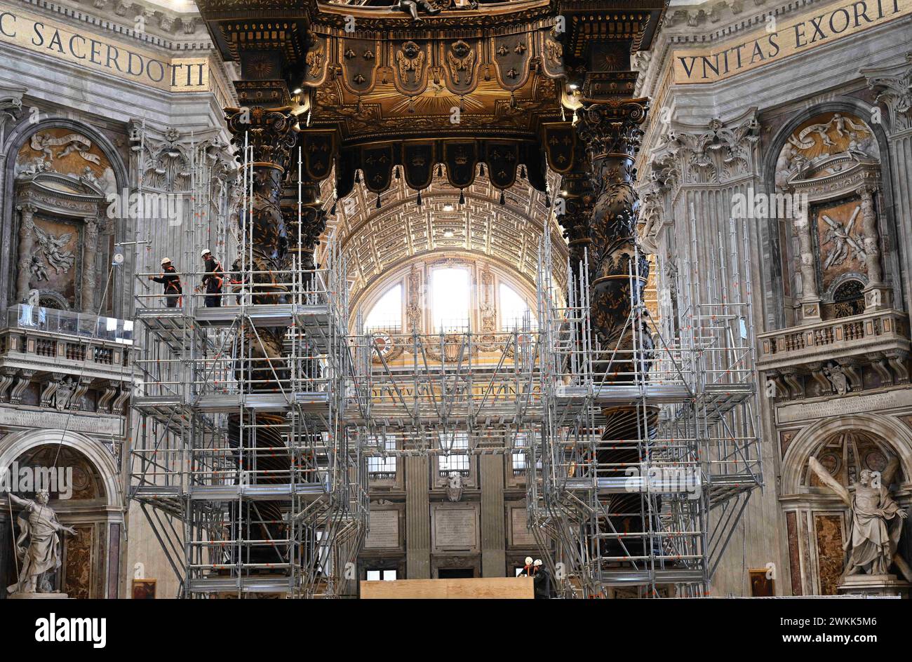 Restauro del Baldacchino (baldacchino) sull'altare maggiore nella Basilica di San Pietro, Vaticano, il 21 febbraio 2024. Si tratta del primo restauro sistematico e completo del Baldacchino della basilica di San Pietro, quasi 400 anni dopo l'inizio dei lavori sul capolavoro barocco di Gian Lorenzo Bernini. Il Baldacchino risale agli anni '1620-'1630 e segna con la sua magnificenza il luogo della Tomba dell'Apostolo Pietro sotto l'altare alto. Il restauro del Baldacchino (circa 700.000 euro) è sostenuto dai Cavalieri di Colombo, un ordine fraterno cattolico globale fondato nel 1882. Il resto Foto Stock