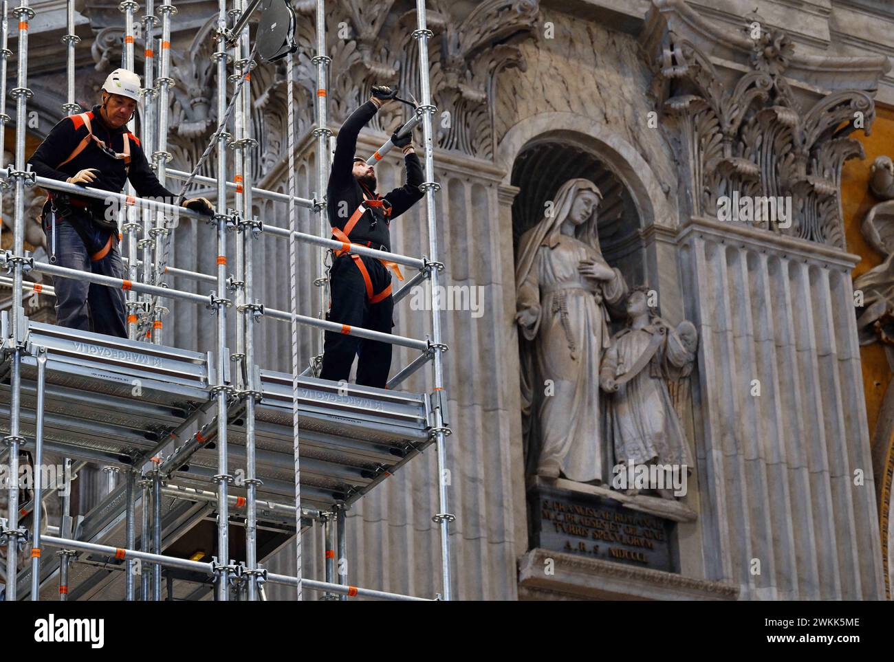 Restauro del Baldacchino (baldacchino) sull'altare maggiore nella Basilica di San Pietro, Vaticano, il 21 febbraio 2024. Si tratta del primo restauro sistematico e completo del Baldacchino della basilica di San Pietro, quasi 400 anni dopo l'inizio dei lavori sul capolavoro barocco di Gian Lorenzo Bernini. Il Baldacchino risale agli anni '1620-'1630 e segna con la sua magnificenza il luogo della Tomba dell'Apostolo Pietro sotto l'altare alto. Il restauro del Baldacchino (circa 700.000 euro) è sostenuto dai Cavalieri di Colombo, un ordine fraterno cattolico globale fondato nel 1882. Il resto Foto Stock