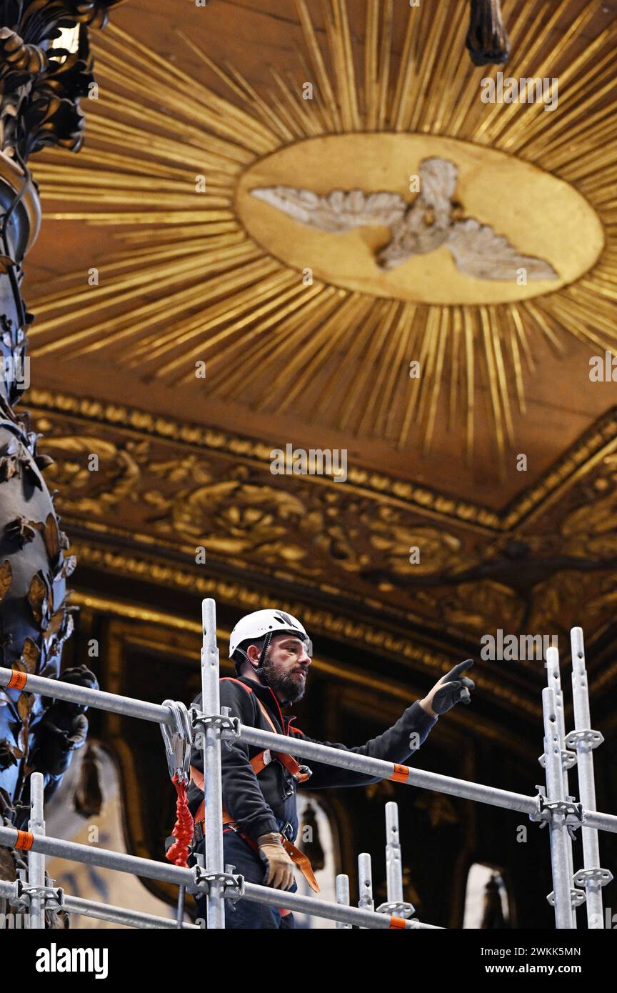 Restauro del Baldacchino (baldacchino) sull'altare maggiore nella Basilica di San Pietro, Vaticano, il 21 febbraio 2024. Si tratta del primo restauro sistematico e completo del Baldacchino della basilica di San Pietro, quasi 400 anni dopo l'inizio dei lavori sul capolavoro barocco di Gian Lorenzo Bernini. Il Baldacchino risale agli anni '1620-'1630 e segna con la sua magnificenza il luogo della Tomba dell'Apostolo Pietro sotto l'altare alto. Il restauro del Baldacchino (circa 700.000 euro) è sostenuto dai Cavalieri di Colombo, un ordine fraterno cattolico globale fondato nel 1882. Il resto Foto Stock