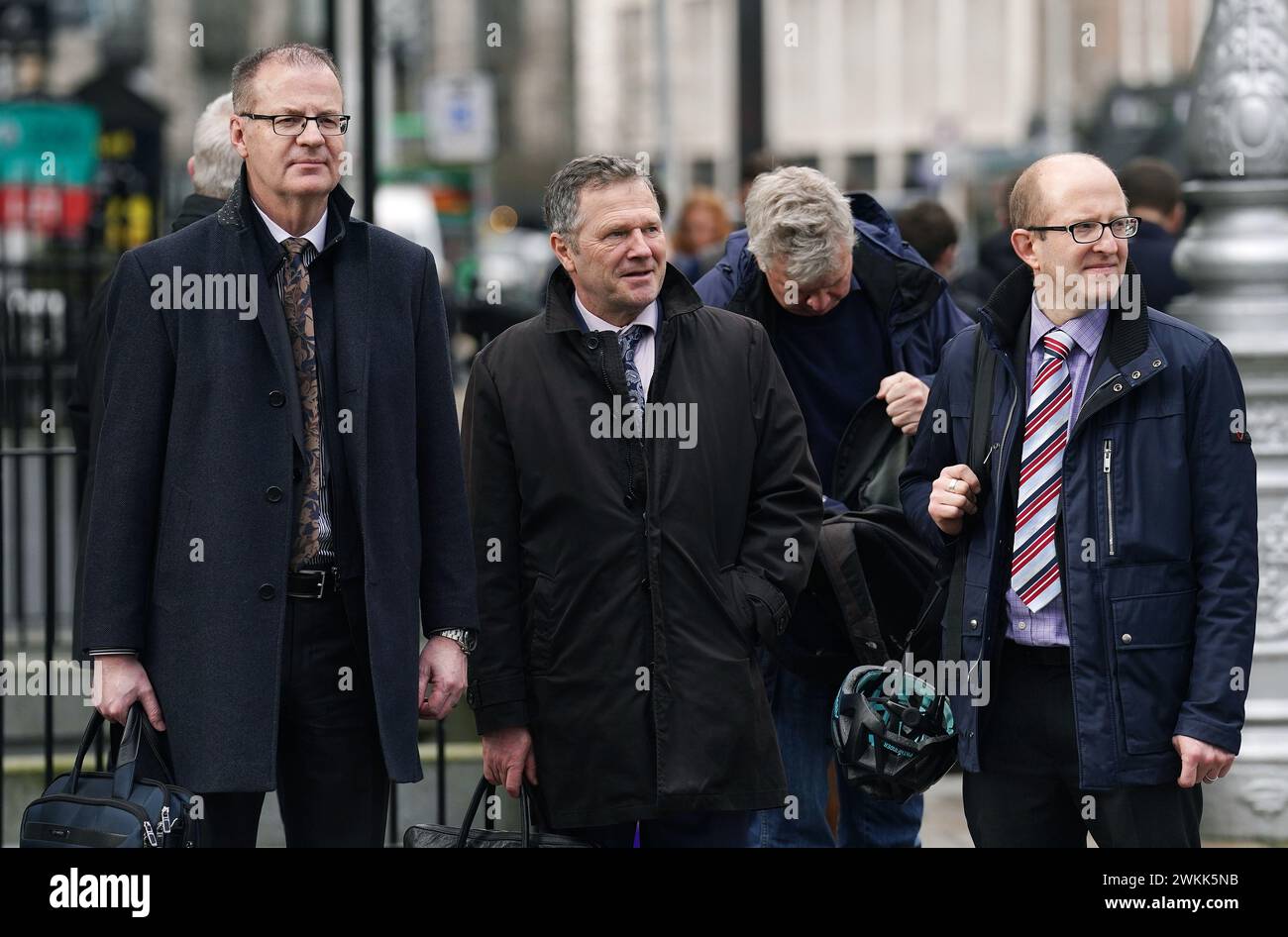 Art o'Leary (sinistra), amministratore delegato di An Coimisiun Toghchain, Tim Carey (seconda sinistra), Principal Officer, Capo delle operazioni elettorali, e Brian Dawson (a destra), capo delle comunicazioni e del pubblico impegno, arrivato a Leinster House, Dublino, per un'apparizione alla commissione mista Oireachtas per gli affari dell'Unione europea, per discutere le prossime elezioni europee del 2024, il diritto di voto e la lotta alla disinformazione. Data foto: Mercoledì 21 febbraio 2024. Foto Stock