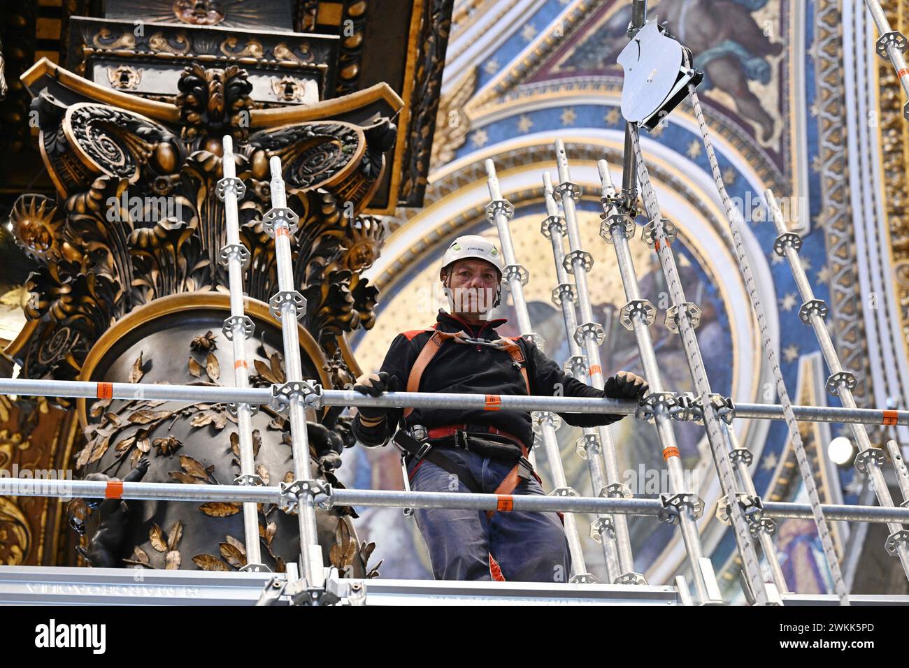 Restauro del Baldacchino (baldacchino) sull'altare maggiore nella Basilica di San Pietro, Vaticano, il 21 febbraio 2024. Si tratta del primo restauro sistematico e completo del Baldacchino della basilica di San Pietro, quasi 400 anni dopo l'inizio dei lavori sul capolavoro barocco di Gian Lorenzo Bernini. Il Baldacchino risale agli anni '1620-'1630 e segna con la sua magnificenza il luogo della Tomba dell'Apostolo Pietro sotto l'altare alto. Il restauro del Baldacchino (circa 700.000 euro) è sostenuto dai Cavalieri di Colombo, un ordine fraterno cattolico globale fondato nel 1882. Il resto Foto Stock