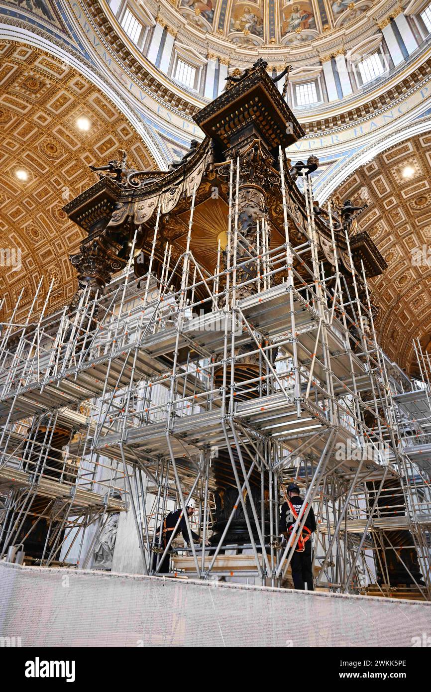Restauro del Baldacchino (baldacchino) sull'altare maggiore nella Basilica di San Pietro, Vaticano, il 21 febbraio 2024. Si tratta del primo restauro sistematico e completo del Baldacchino della basilica di San Pietro, quasi 400 anni dopo l'inizio dei lavori sul capolavoro barocco di Gian Lorenzo Bernini. Il Baldacchino risale agli anni '1620-'1630 e segna con la sua magnificenza il luogo della Tomba dell'Apostolo Pietro sotto l'altare alto. Il restauro del Baldacchino (circa 700.000 euro) è sostenuto dai Cavalieri di Colombo, un ordine fraterno cattolico globale fondato nel 1882. Il resto Foto Stock