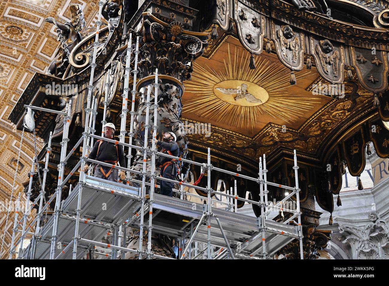 Restauro del Baldacchino (baldacchino) sull'altare maggiore nella Basilica di San Pietro, Vaticano, il 21 febbraio 2024. Si tratta del primo restauro sistematico e completo del Baldacchino della basilica di San Pietro, quasi 400 anni dopo l'inizio dei lavori sul capolavoro barocco di Gian Lorenzo Bernini. Il Baldacchino risale agli anni '1620-'1630 e segna con la sua magnificenza il luogo della Tomba dell'Apostolo Pietro sotto l'altare alto. Il restauro del Baldacchino (circa 700.000 euro) è sostenuto dai Cavalieri di Colombo, un ordine fraterno cattolico globale fondato nel 1882. Il resto Foto Stock