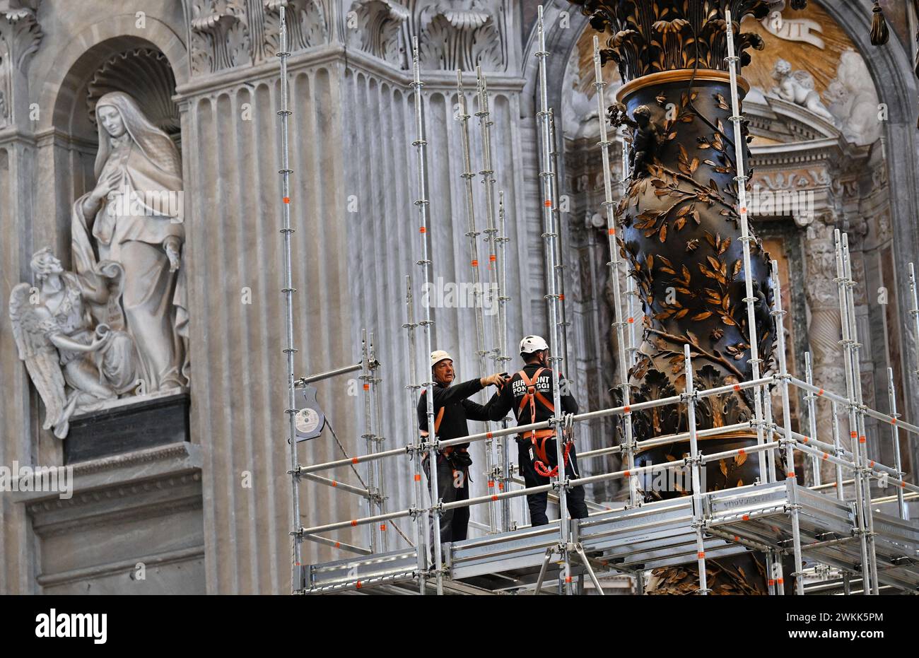 Restauro del Baldacchino (baldacchino) sull'altare maggiore nella Basilica di San Pietro, Vaticano, il 21 febbraio 2024. Si tratta del primo restauro sistematico e completo del Baldacchino della basilica di San Pietro, quasi 400 anni dopo l'inizio dei lavori sul capolavoro barocco di Gian Lorenzo Bernini. Il Baldacchino risale agli anni '1620-'1630 e segna con la sua magnificenza il luogo della Tomba dell'Apostolo Pietro sotto l'altare alto. Il restauro del Baldacchino (circa 700.000 euro) è sostenuto dai Cavalieri di Colombo, un ordine fraterno cattolico globale fondato nel 1882. Il resto Foto Stock